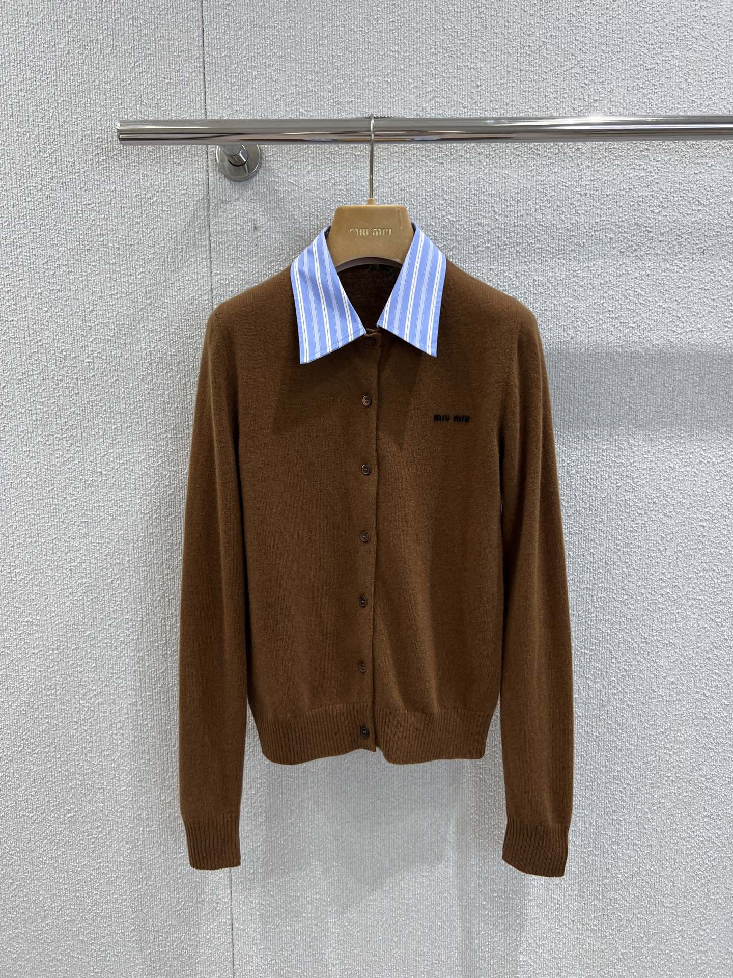 NO:499244,Supports replacement of Miumi* 25Fw early autumn new style letter jacquard shirt collar knitted cardigan | Exclusive yb development!  High-end production!  The fixed-dye cashmere wool material has a hazy fairy style, so you can easily wear it in French exquisite romance~ The olive green upper body brightens the skin tone, whitens and slimming style yyds!  Paired with a skirt, full of vitality and vitality. S/M/L real photos are available in stock, miumiu, skirts, shirts, alexander wang19860909支持换款Miumi* 25Fw早秋新款 字母提花衬衫领针织开衫丨独家yb开发！高版出品！定染羊绒羊毛材质 自带朦胧的仙意,轻松就能穿出法式的精致浪漫～橄榄绿上身提亮肤色,显白显瘦版型yyds！搭配半裙充满活力与生机.现货发售S/M/L实拍细节图,,miumiu,skirts,shirts,alexander wang,Women's clothing