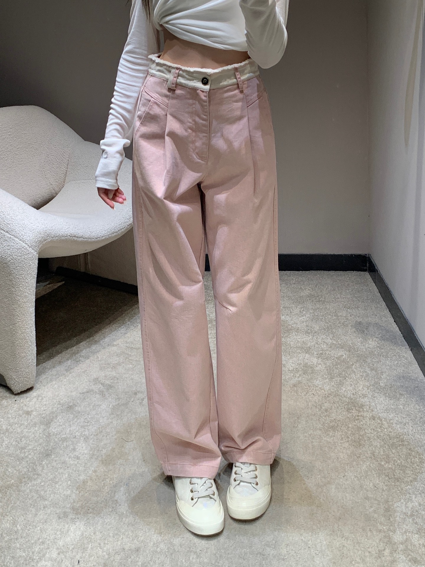 NO:499272,Alexand*r Wang 25FW autumn and winter new product contrasting waist fur jeans | Exclusive high-end production!  It feels so design ~ light blue, old denim fabric has a retro atmosphere, high waist + wide-leg tailoring, which can easily modify the leg shape, and there are exquisite letter embellishments on the sides, which is full of details; light pink, gentle tones, and the girl's heart is also a high waist wide-leg style, with a wonderful draping feeling, and it looks elegant and long when walking ~ Whether it is paired with a short top to show the waistline or a loose sweatshirt to make the casual style, it is very outstanding ~ S/M/L on sale in stock, hoodie, sweatshirts, jeans, alexander wang19860909Alexand*r Wang 25FW秋冬新品 撞色腰毛边牛仔裤丨独家高版出品！太有设计感啦～浅蓝款,做旧牛仔面料自带复古氛围,高腰+阔腿剪裁,能轻松修饰腿型,侧边还有精致字母点缀,细节感拉满；浅粉款,温柔色调超戳少女心,同样是高腰阔腿版型,垂坠感绝了,走起路来飘逸又显腿长～不管是搭配短款上衣秀腰线,还是配宽松卫衣走休闲风,都很出彩～现货发售S/M/L,,hoodie,sweatshirts,jeans,alexander wang,Women's clothing