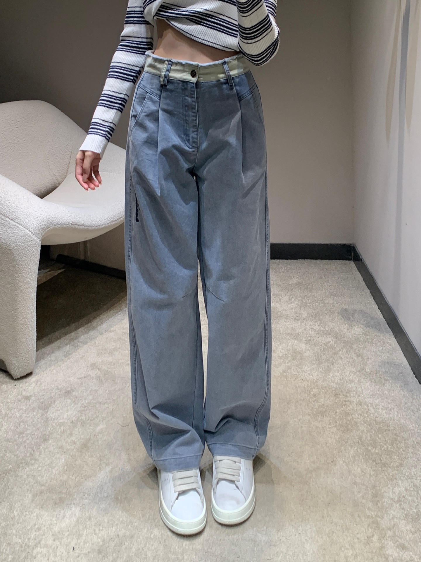 NO:499278,Alexand*r Wang 25FW autumn and winter new product contrasting waist fur jeans | Exclusive high-end production!  It feels so design ~ light blue, old denim fabric has a retro atmosphere, high waist + wide-leg tailoring, which can easily modify the leg shape, and there are exquisite letter embellishments on the sides, which is full of details; light pink, gentle tones, and the girl's heart is also a high waist wide-leg style, with a wonderful draping feeling, and it looks elegant and long when walking ~ Whether it is paired with a short top to show the waistline or a loose sweatshirt to make the casual style, it is very outstanding ~ S/M/L on sale in stock, hoodie, sweatshirts, jeans, alexander wang19860909Alexand*r Wang 25FW秋冬新品 撞色腰毛边牛仔裤丨独家高版出品！太有设计感啦～浅蓝款,做旧牛仔面料自带复古氛围,高腰+阔腿剪裁,能轻松修饰腿型,侧边还有精致字母点缀,细节感拉满；浅粉款,温柔色调超戳少女心,同样是高腰阔腿版型,垂坠感绝了,走起路来飘逸又显腿长～不管是搭配短款上衣秀腰线,还是配宽松卫衣走休闲风,都很出彩～现货发售S/M/L,,hoodie,sweatshirts,jeans,alexander wang,Women's clothing