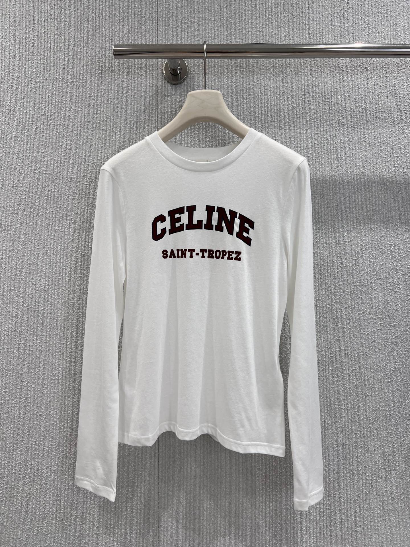 NO:499275,Support replacement Celin* 25Fw early autumn new style letter printed round neck long-sleeved T-shirt丨Exclusive high-end production!  Classic round neck design, with eye-catching contrasting letters printed on the chest, retro and recognizable. The simple style is versatile and comfortable, and it can easily create a fashionable feeling. It is suitable for both single wear and as an inner wear~ S/M/L real-life detailed pictures, celine,tees, t-shirt, alexander wang19860909支持换款 Celin* 25Fw早秋新款 字母印花圆领长袖T恤丨独家高版出品！经典圆领设计,胸前印有醒目的撞色字母,复古又有辨识度.简约版型,百搭又舒适,轻松打造出时尚感,无论是单穿还是作为内搭都很合适～现货发售S/M/L实拍细节图,,celine,tees，t-shirt,alexander wang,Women's clothing