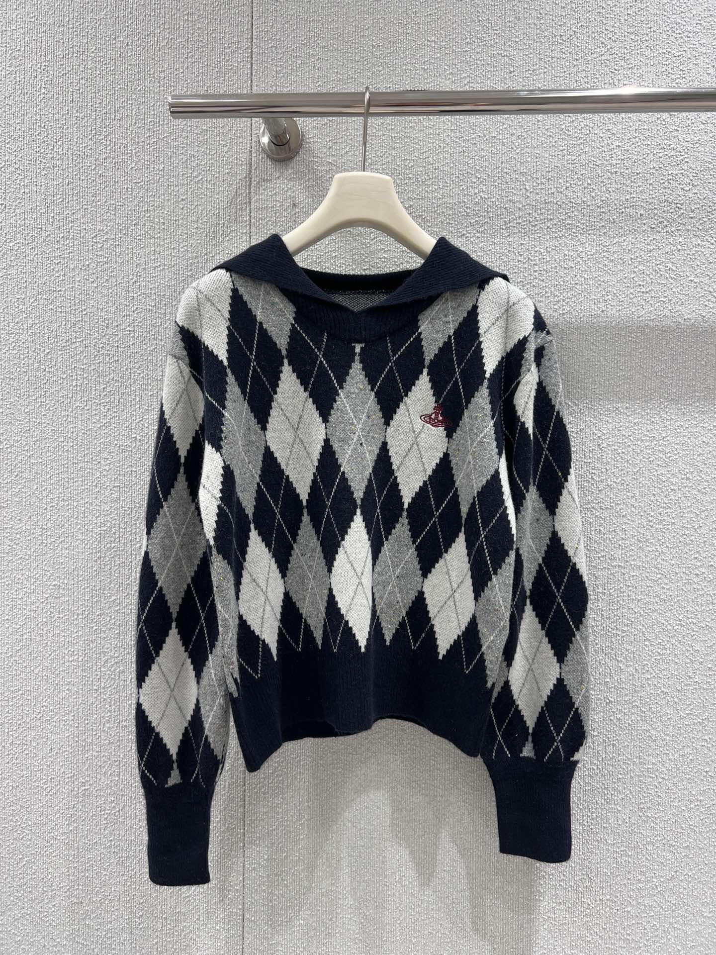 NO:499252,Support replacement Vivien*e Westwood 25FW autumn and winter new product Saturn embroidered navy collar diamond-shaped knitted sweater丨Exclusive high-end product!  Navy blue and light gray intertwined to create a retro academy feel, and the large lapel design adds a playful temperament. The classic diamond pattern is paired with the brand's iconic Little Saturn embroidery, full of details. Paired with short skirts and casual shoes of the same color, it can easily create a sweet and recognizable shape~ S/M/L real-life details pictures on sale, skirts, sweaters, alexander wang19860909支持换款 Vivien*e Westwood 25FW秋冬新品 土星刺绣海军领菱格纹针织毛衣丨独家高版出品！藏青与浅灰交织出复古学院感,大翻领设计增添俏皮气质.经典菱格图案搭配品牌标志性小土星刺绣,细节满满.搭配同色系短裙与休闲鞋,轻松打造出甜酷又有辨识度的造型～现货发售S/M/L实拍细节图,,skirts,sweaters,alexander wang,Women's clothing