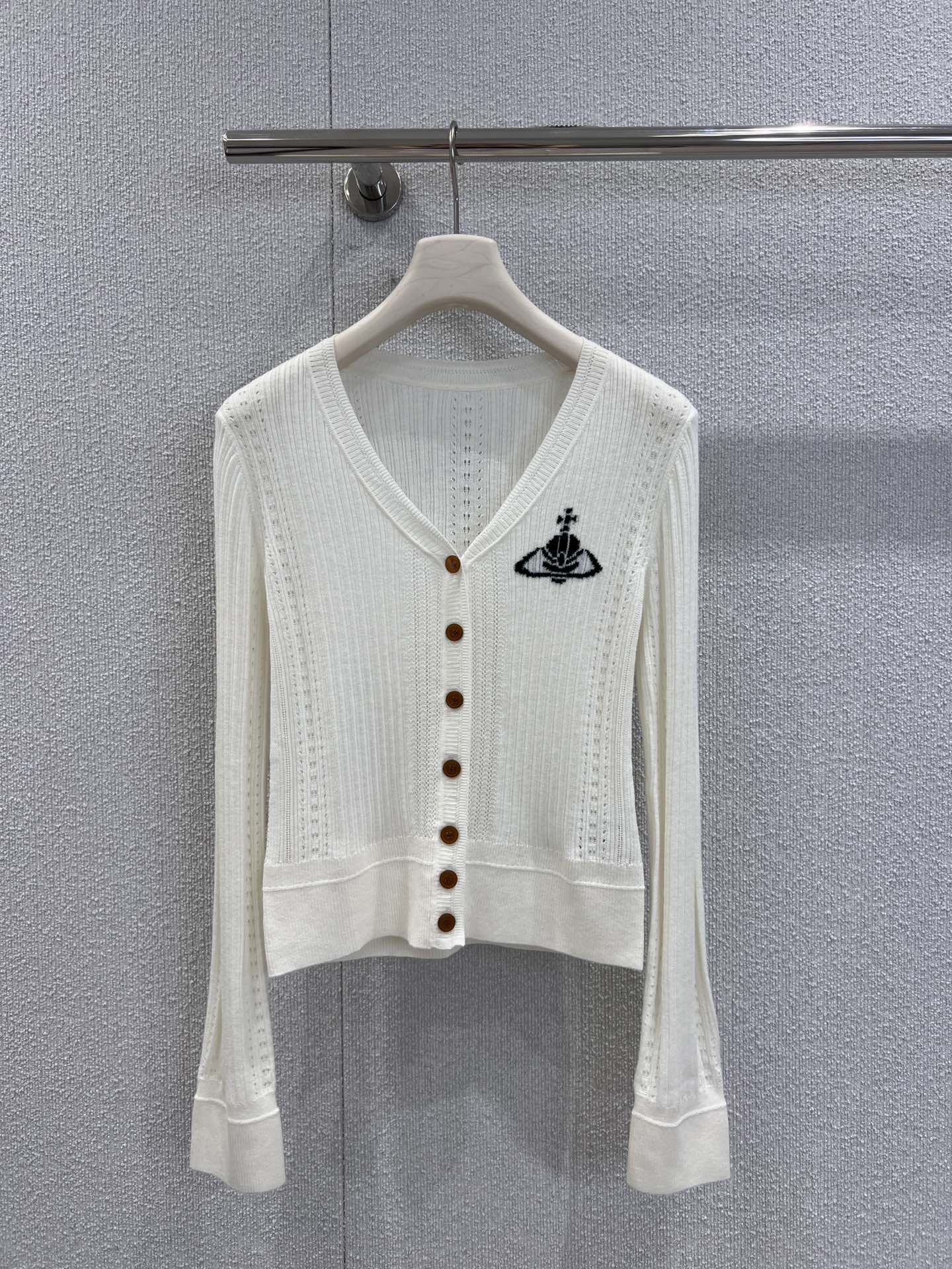 NO:499263,Support replacement Vivienne Westw*od 25FW autumn and winter new product Saturn jacquard V-neck knitted cardigan丨Exclusive yb development!  High-end production!  Exquisite Saturn embroidery illuminates the body, V-neck + brown buttons retro and playful. The delicate hollow texture reveals a light texture, short slim tailoring outlines the waistline, suitable for a variety of bottoms such as denim skirts, high-waisted pants, etc., you can wear sweet and cool personality during daily commuting or dates~ S/M/L real-life details pictures on sale, skirts, alexander wang19860909支持换款 Vivienne Westw*od 25FW秋冬新品 土星提花V领针织开衫丨独家yb开发！高版出品！精致土星刺绣点亮衣身,V领+棕色纽扣复古又俏皮.细腻镂空纹理透出轻熟质感,短款修身剪裁勾勒腰线,适配牛仔半裙、高腰裤等多种下装,日常通勤或约会都能穿出甜酷小个性～现货发售S/M/L实拍细节图,,skirts,alexander wang,Women's clothing