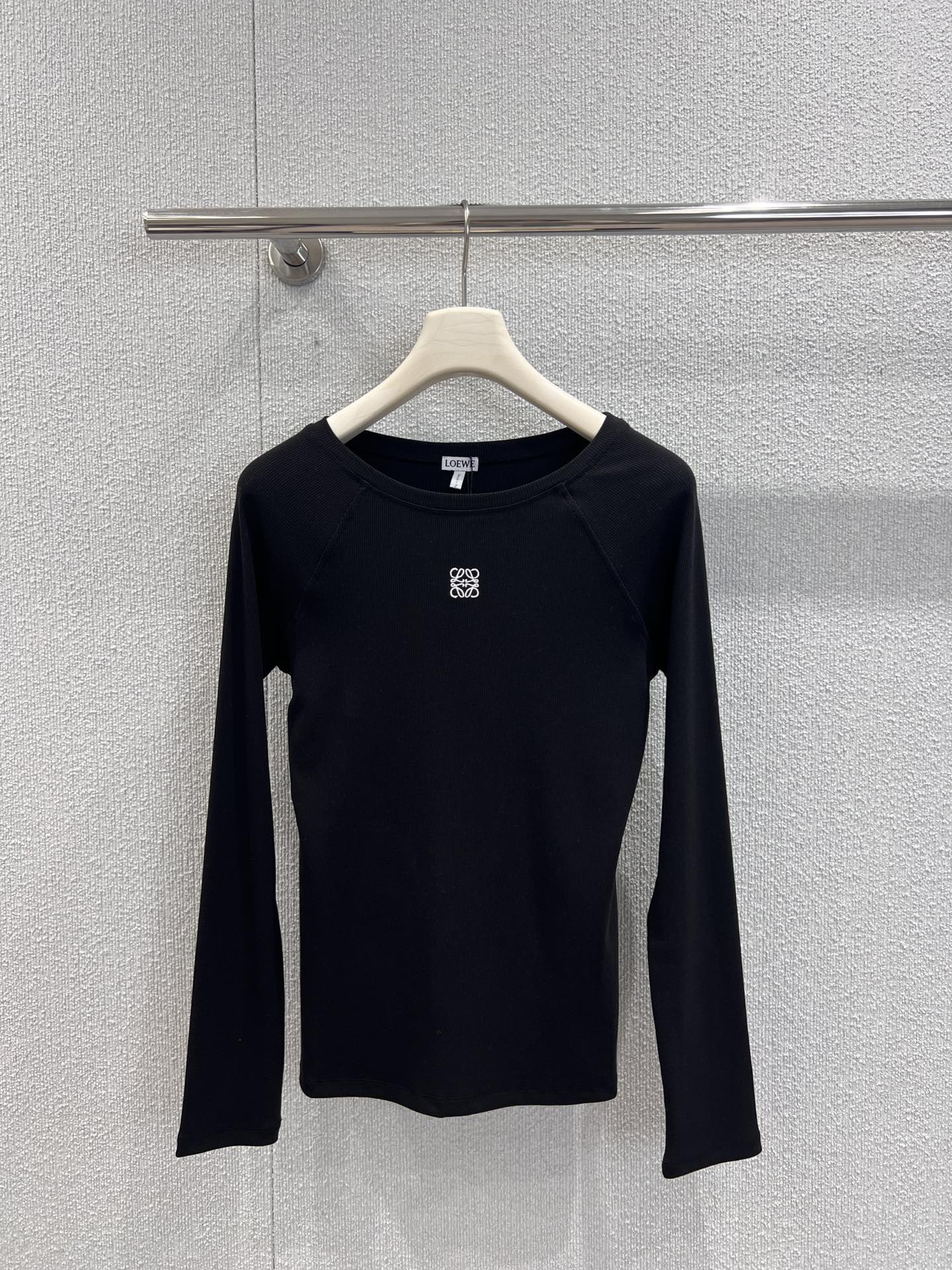 NO:499258,Support replacement Loew* 25Fw early autumn new model, micro-label embroidered long-sleeved base T-shirt丨Exclusive high-end production!  Simple and basic without losing the highlights. The exquisite small label embroidery on the chest adds a sense of detail. The slim fit style can well outline the body. It is paired with a navy blue skirt to easily create an elegant and capable style. It is suitable for daily commuting or casual occasions~ S/M/L real-life detailed pictures, loewe, skirts, tees, t-shirt, alexander wang19860909支持换款 Loew* 25Fw早秋新款 微标刺绣长袖打底T恤衫丨独家高版出品！简约基础又不失亮点,胸前精致小标刺绣增添细节感.修身版型,能很好勾勒身形,搭配藏蓝色半身裙,轻松打造出优雅又干练的风格,日常通勤或休闲场合都很合适～现货发售S/M/L实拍细节图,,loewe,skirts,tees，t-shirt,alexander wang,Women's clothing