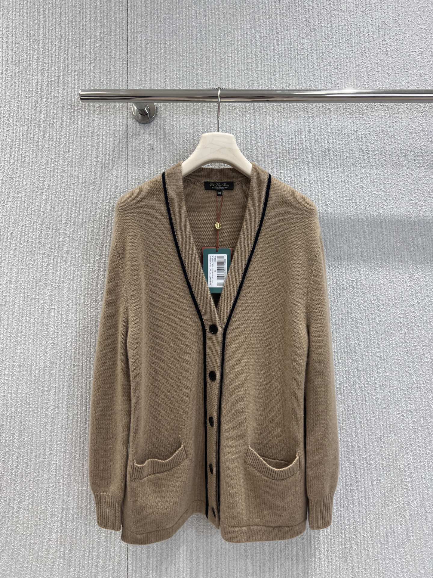 NO:517849,Support replacement ZP development Loro Piana 25FW Shenzhen autumn and winter first ordering party Contrast color trim V-neck single-breasted cashmere squid. In addition to highlighting the best material 'the bottom layer of goat cubs', Baby Cashmere has more modifications. Camel color is paired with black edges. The upper body is versatile and not picky. The touch is soft and delicate. SML real-life details, loro pigana, alexander wang19860909支持换款 ZP开发Loro Piana 25FW 深圳秋冬首发订货会 撞色饰边V领单排扣羊绒罩衫 Baby Cashmere除了凸显最好的材质“山羊幼崽的底层绒毛” 还有更多的修饰 驼色拼黑边 上身百搭不挑人 手感软糯细腻 SML实拍细节图,,loro piana,alexander wang,Women's clothing