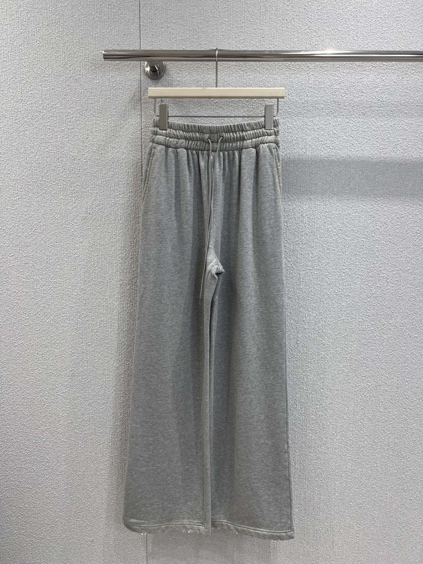 NO:499251,Support replacement Prad* 25FW autumn and winter new style, light gray washed old wide-leg trousers丨Exclusive yb development!  High-end production!  The elastic drawstring waist is comfortable to fit the body. The loose and wide-leg tailoring shows casual and lazy while walking. Paired with a simple top, it can easily create a high-end and comfortable daily look, which is a perfect fusion of lazy style and fashion sense~ S/M/L real-life details pictures on sale, prada, alexander wang19860909支持换款 Prad* 25FW秋冬新款 浅灰色水洗做旧阔腿长裤丨独家yb开发！高版出品！松紧抽绳腰头,自在贴合身形.宽松阔腿剪裁,行走间尽显随性慵懒.搭配简约上衣,轻松打造出高级又舒适的日常造型,是慵懒风与时尚感的完美融合～现货发售S/M/L实拍细节图,,prada,alexander wang,Women's clothing