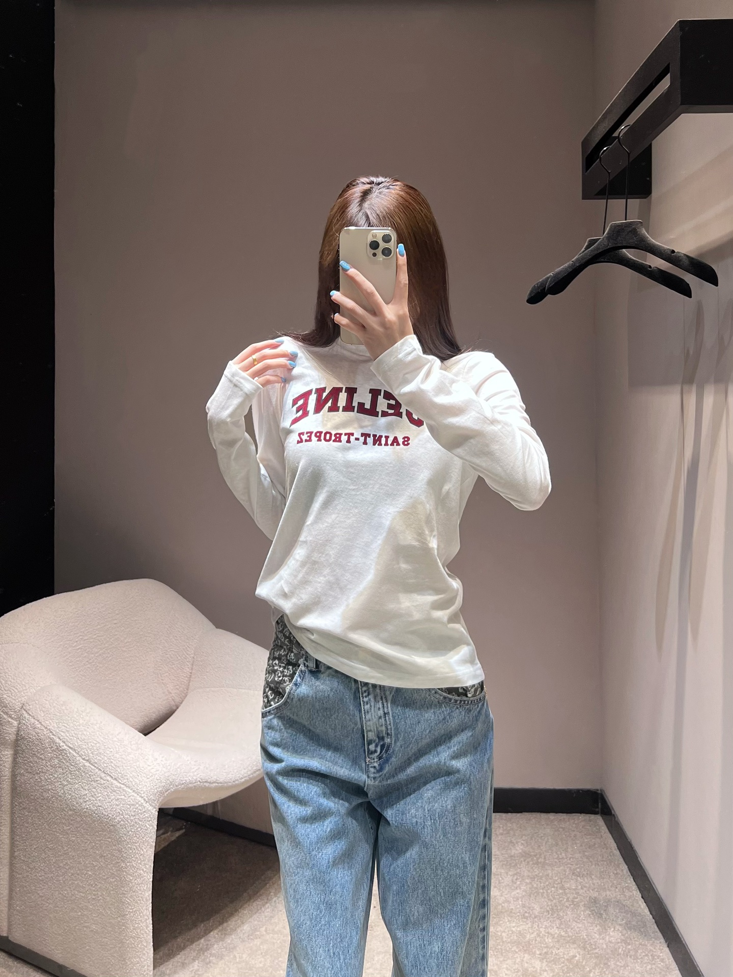 NO:499279,Celin* 25Fw early autumn new style letter printed round neck long-sleeved T-shirt丨Exclusive high-end production!  Classic round neck design, with eye-catching contrasting letters printed on the chest, retro and recognizable. The simple style is versatile and comfortable, and it can easily create a fashionable feeling. It is suitable for both single wear and as an inner wear~S/M/L, celine,tees, t-shirt, alexander wang19860909Celin* 25Fw早秋新款 字母印花圆领长袖T恤丨独家高版出品！经典圆领设计,胸前印有醒目的撞色字母,复古又有辨识度.简约版型,百搭又舒适,轻松打造出时尚感,无论是单穿还是作为内搭都很合适～现货发售S/M/L,,celine,tees，t-shirt,alexander wang,Women's clothing