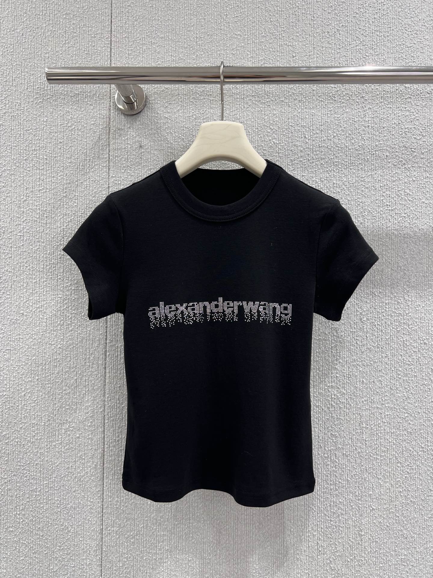 NO:499967,Support replacement Alexand*r Wang 25Fw early autumn new model Crystal iron diamond slim round neck short-sleeved T-shirt | Exclusive yb development!  High-end production!  Simple round neck design, fits the neck lines. The body is inlaid with shining crystals, illuminating the overall shape, and radiating charming under the refraction of light. The slim fit style perfectly outlines the body curve and shows the elegant posture. Selected comfortable fabrics to bring skin-friendly wear experience. It is a dazzling item for creating a fashionable look, which can easily adapt to a variety of styles. S/M/L real-life details pictures, T-shirt, tees, t-shirt, alexander wang19860909支持换款 Alexand*r Wang 25Fw早秋新款 水晶烫钻修身圆领短袖T恤丨独家yb开发！高版出品！简约圆领设计,贴合颈部线条.衣身镶嵌闪耀水晶,点亮整体造型,在光线折射下绽放迷人光彩.修身版型,完美勾勒身形曲线,尽显优雅身姿.精选舒适面料,带来亲肤穿着体验,是打造时尚造型的亮眼单品,轻松适配多种穿搭风格.现货发售S/M/L实拍细节图,,T-shirt,tees，t-shirt,alexander wang,Women's clothing