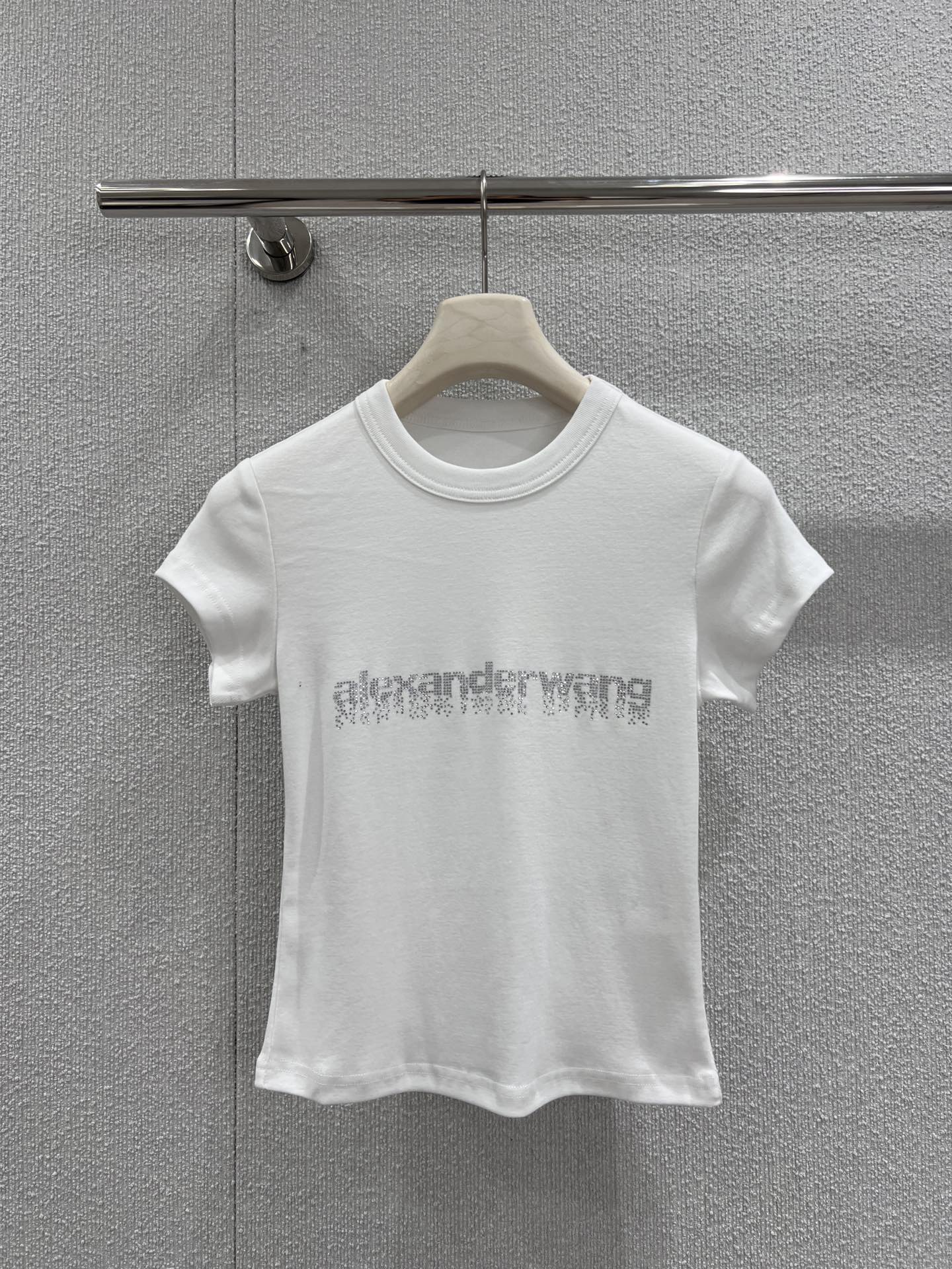 NO:499994,Support replacement Alexand*r Wang 25Fw early autumn new model Crystal iron diamond slim round neck short-sleeved T-shirt | Exclusive yb development!  High-end production!  Simple round neck design, fits the neck lines. The body is inlaid with shining crystals, illuminating the overall shape, and radiating charming under the refraction of light. The slim fit style perfectly outlines the body curve and shows the elegant posture. Selected comfortable fabrics to bring skin-friendly wear experience. It is a dazzling item for creating fashionable styles, easily adapting to a variety of styles. S/M/L real-life details pictures, T-shirt, tees, t-shirt, alexander wang19860909支持换款 Alexand*r Wang 25Fw早秋新款 水晶烫钻修身圆领短袖T恤丨独家yb开发！高版出品！简约圆领设计,贴合颈部线条.衣身镶嵌闪耀水晶,点亮整体造型,在光线折射下绽放迷人光彩.修身版型,完美勾勒身形曲线,尽显优雅身姿.精选舒适面料,带来亲肤穿着体验,是打造时尚造型的亮眼单品,轻松适配多种穿搭风格.现货发售S/M/L实拍细节图,,T-shirt,tees，t-shirt,alexander wang,Women's clothing