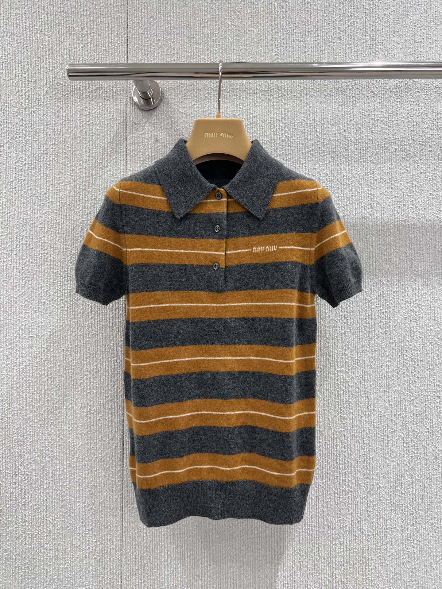 NO:536698,Support replacement Miumi* 25FW early autumn new model, micro-label jacquard striped cashmere short-sleeved knitted Polo shirt丨Exclusive yb development!  High-end production!  The collision of gray and warm brown stripes is like weaving the gentleness of autumn into the hem of clothes; the classic Polo tie is a bit well-behaved, and the exquisite micro-label jacquard is quietly hidden on the chest, which is a trick for the brand to recognize goods at a glance. The cashmere fabric is so soft that it is foul, and it looks like being wrapped in clouds. The short-sleeved style is suitable for the coolness of early autumn. It is a lively girl wearing it alone. It can become a mature lady with a layered suit and a knitted cardigan. The real details of S/M/L are available in stock, miumiu, T-shirt, business suit, ties, alexander wang19860909支持换款 Miumi* 25FW早秋新款 微标提花条纹羊绒短袖针织Polo衫丨独家yb开发！高版出品！灰与暖棕的条纹碰撞,像把秋日的温柔织进衣摆；经典Polo领带着几分乖巧,精致微标提花悄悄藏在胸前,是品牌控一眼识货的小心机.羊绒面料软糯到犯规,贴身穿都像被云朵包裹,短袖版型适配早秋的微凉,单穿是元气少女,叠搭西装、针织开衫又能秒变轻熟御姐.现货发售S/M/L实拍细节图,,miumiu,T-shirt,business suit,ties,alexander wang,Women's clothing