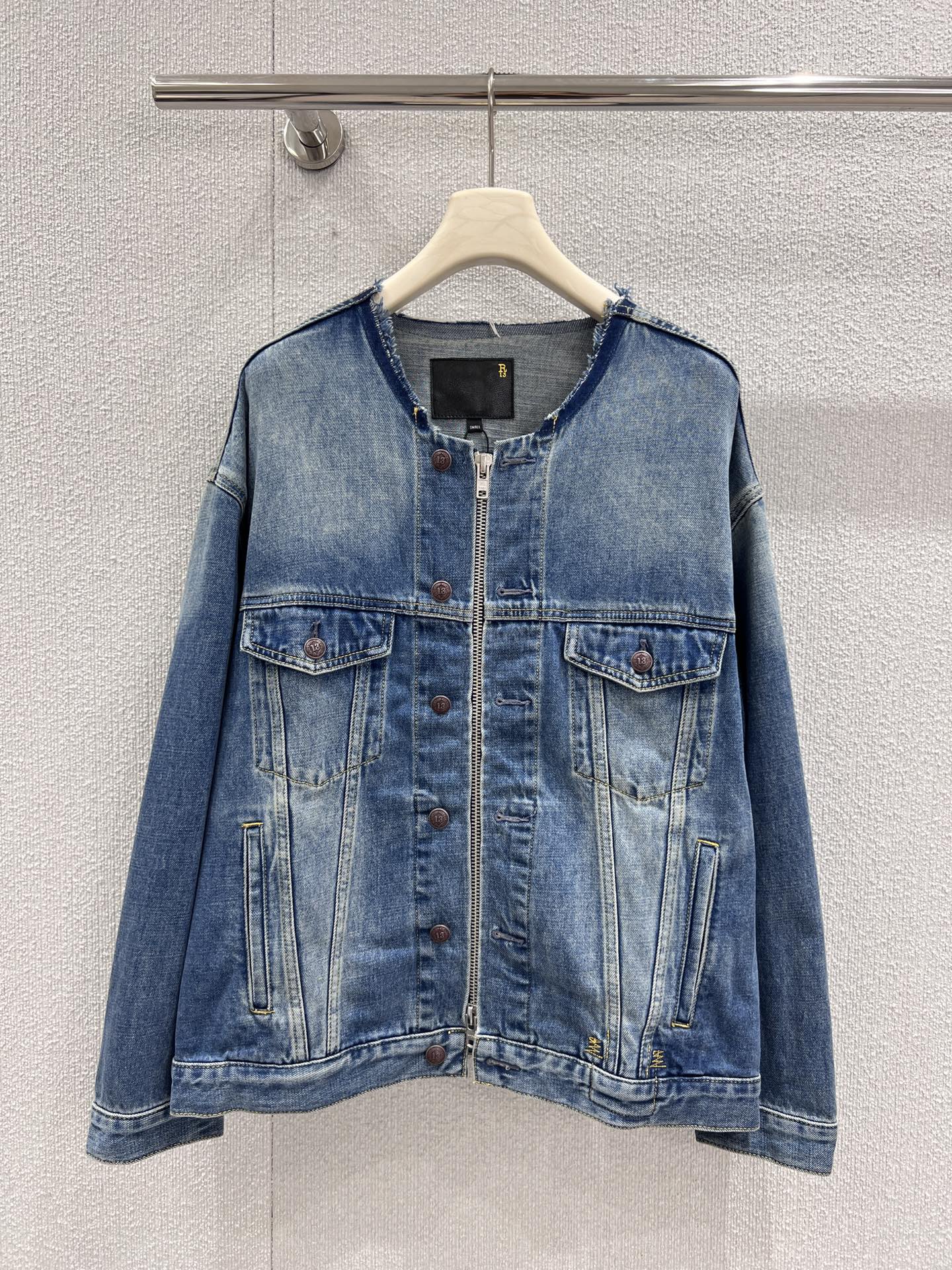 NO:499992,Support replacement R13 25Fw early autumn new style retro old breasted denim jacket丨Exclusive yb development!  High-end production!  Made of old washing blue denim, presenting a natural wear and antique texture. The breasted round neck replaces the conventional lapel, and the front closure adopts a two-way zipper + retro bronze buckle double-clad design, which combines functionality and styling. The style is Oversize, loose shoulders, retro lazy and other diverse styles, which is the core item for creating high-recognition daily styles. S/M/L real-life details pictures, versace, jackets & coats, alexander wang19860909支持换款 R13 25Fw早秋新款 复古做旧毛边领牛仔外套丨独家yb开发！高版出品！采用做旧水洗蓝牛仔布打造,呈现自然磨损的古着质感.以毛边圆领替代常规翻领,前襟采用双向拉链+复古铜扣双开襟设计,兼具功能性与造型层次.版型为Oversize 宽松落肩,复古慵懒等多元风格,是打造高辨识度日常造型的核心单品.现货发售S/M/L实拍细节图,,versace,jackets & coats,alexander wang,Women's clothing