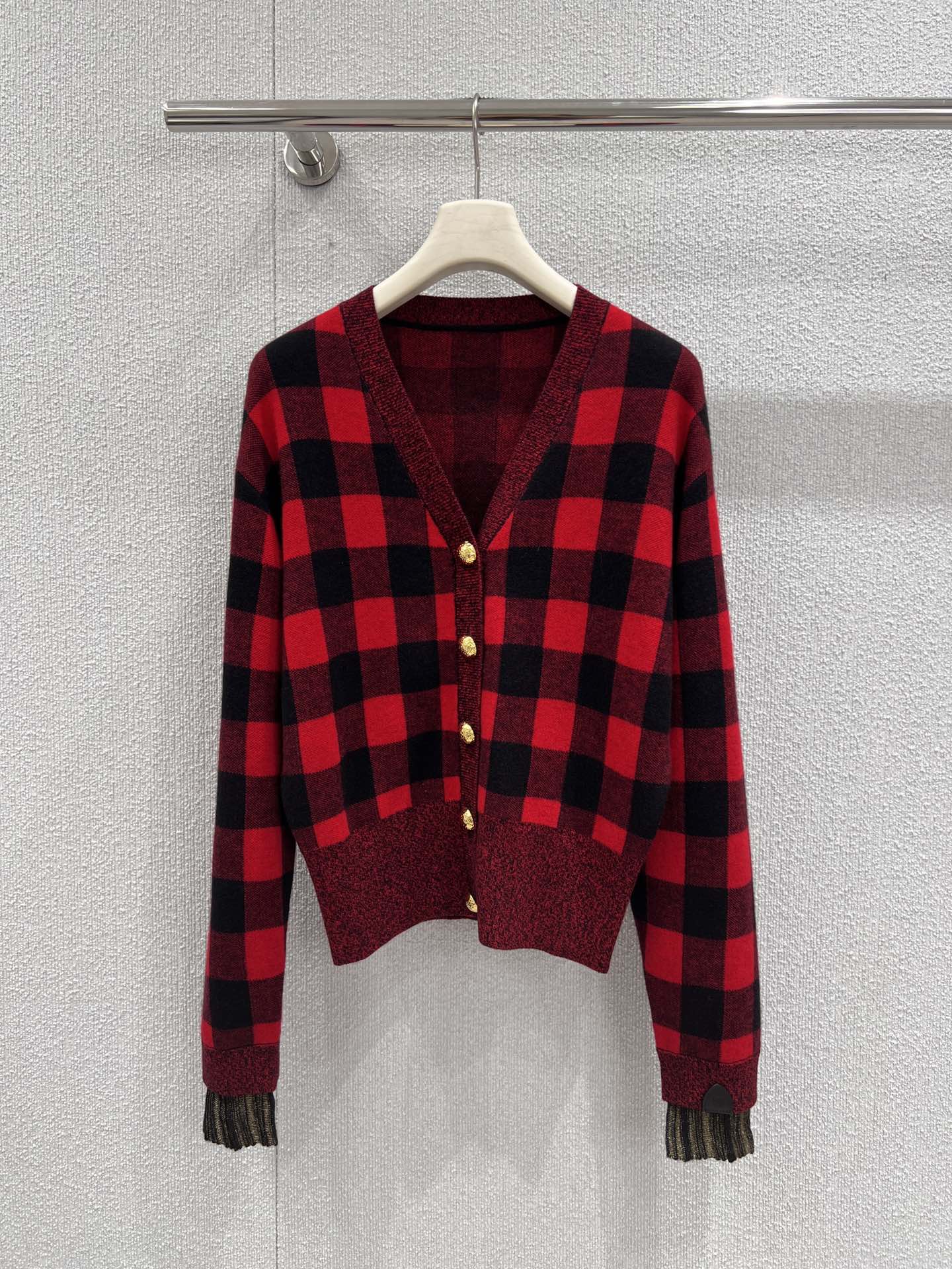 NO:499996,Support replacement Louis Vuitto* 25Fw autumn and winter new style retro red and black plaid knitted cardigan | Exclusive yb development!  High-end production!  The main tone is red and black classic plaid, retro and eye-catching. It adopts a V-neck design to modify the neck lines and add elegant temperament. The placket is matched with golden buttons, which is exquisite and full of exquisiteness, becoming a bright embellishment of the overall shape. The body is loose, friendly to the figure, and can create a casual and lazy style. There are unique tassel details at the cuffs, which sways when walking, injecting a lively charm into the item. Whether it is a simple base shirt inside or a wide-leg pants outside, it can easily create a fashionable and stylish look, which is an excellent choice to enhance the taste of the dress. S/M/L real-time details pictures are available in stock, louis vuitton, alexander wang19860909支持换款 Louis Vuitto* 25Fw秋冬新款 复古红黑格纹针织开衫丨独家yb开发！高版出品！以红黑经典格纹为主调,复古又吸睛.采用V领设计,修饰颈部线条,增添优雅气质.门襟处搭配金色纽扣,精致感拉满,成为整体造型的亮眼点缀.衣身版型宽松,对身材友好,能营造随性慵懒的风格.袖口处有别致的流苏细节,走动间摇曳生姿,为单品注入灵动韵味.无论是内搭简约打底衫,还是外穿搭配阔腿裤等,都能轻松打造出时尚又有格调的造型,是提升穿搭品味的绝佳选择.现货发售S/M/L实拍细节图,,louis vuitton,alexander wang,Women's clothing