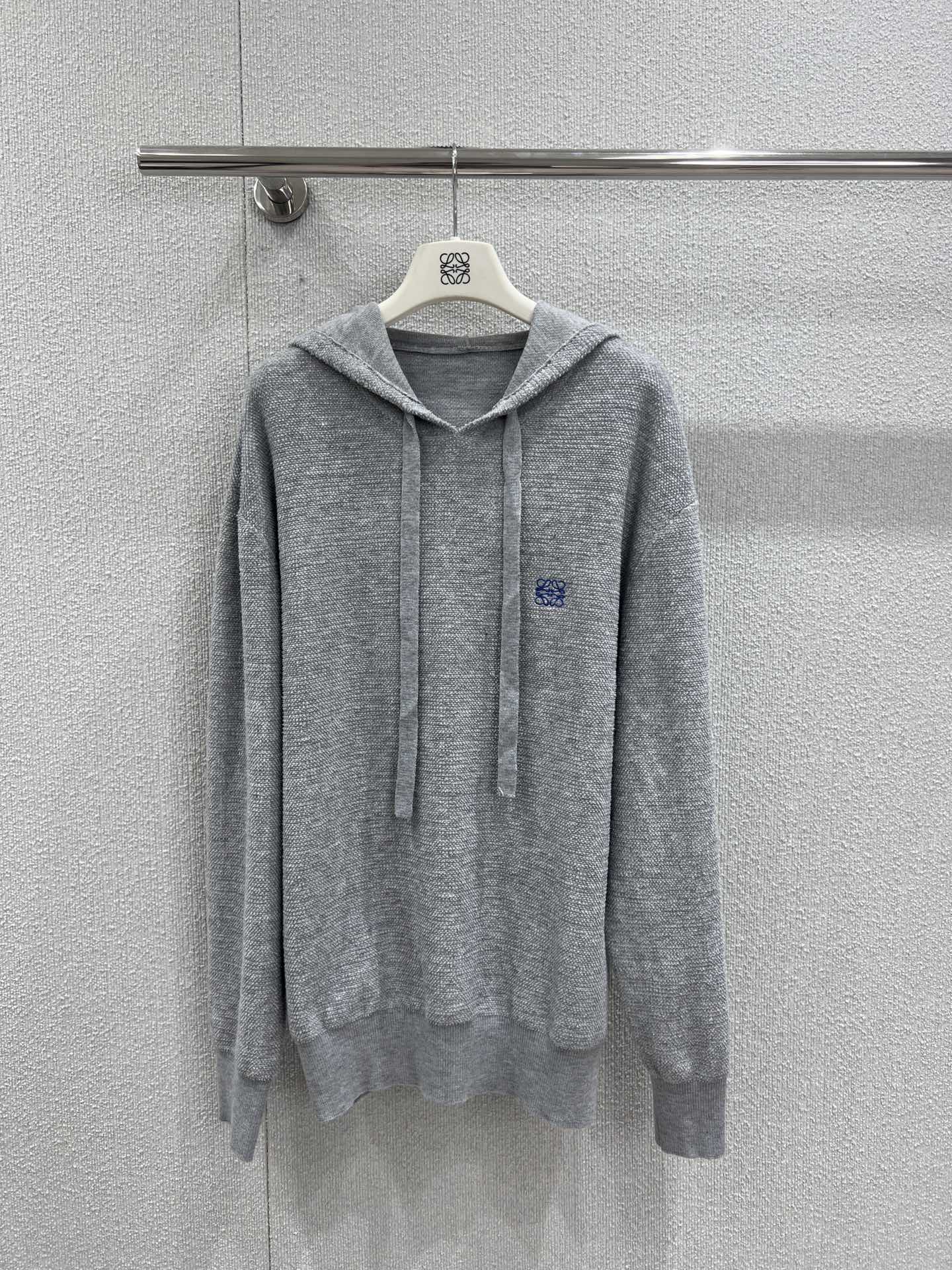 NO:499998,Support replacement Loew* 25Fw early autumn new Anagram embroidered wool hooded sweater丨Exclusive yb development!  High-end production!  The same style for men and women, the style is Oversize, loose and shoulder-length, which is extremely tolerant of the figure, creating a casual and lazy 'boyfriend style' slack feeling; paired with a drawstring hood design, the neckline can be freely adjusted to ensure the elasticity and warmth. It is the core item in the wardrobe that enhances texture. S/M/L real-life details pictures are available in stock, loewe, versace, hats, alexander wang19860909支持换款 Loew* 25Fw早秋新款 Anagram 刺绣羊毛连帽针织衫丨独家yb开发！高版出品！男女同款 版型为Oversize 宽松落肩,对身材包容性极强,营造随性慵懒的“男友风”松弛感；搭配抽绳连帽设计,可自由调节领口松紧,兼顾造型与保暖需求.是衣橱中提升质感的核心单品.现货发售S/M/L实拍细节图,,loewe,versace,hats,alexander wang,Women's clothing