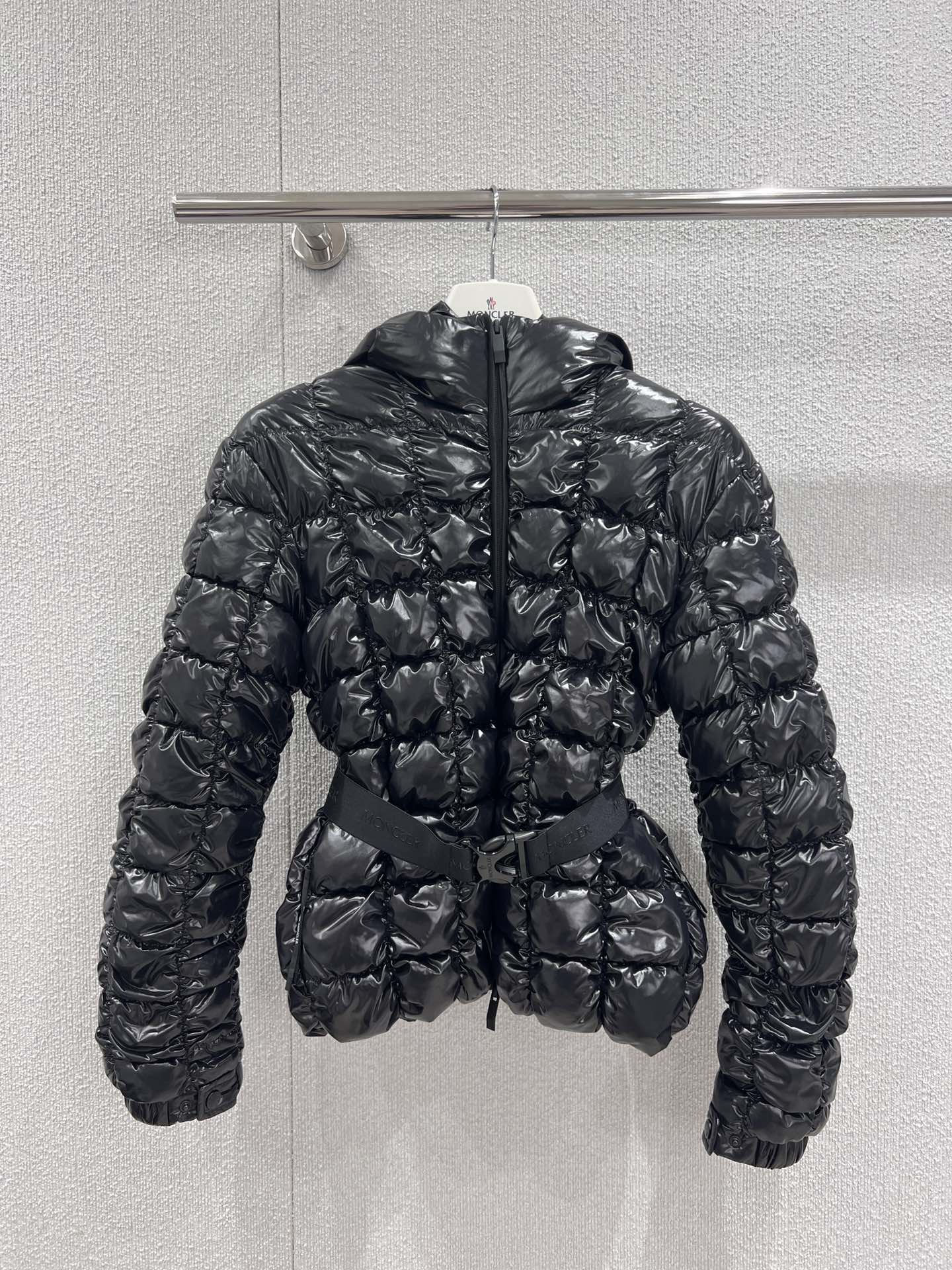 NO:499975,With dust bag Moncl*r 25Fw autumn and winter new style, bright nylon puff quilted short down jacket jacket | Exclusive yb development!  High-end production!  The main color of classic black is the shiny fabric with high-end texture. The unique quilting design not only enhances the visual level, but also firmly locks in warmth. The hooded shape adds practicality and fashion sense. The waist is equipped with a brand's iconic waist belt, which easily outlines the waistline, and creates a neat figure while keeping warm. It is a dressing tool that combines functionality and trends in winter. S/M/L real-life details pictures, Jackets & coats, down jacket, hats, alexander wang19860909配防尘袋 Moncl*r 25Fw秋冬新款 亮光尼龙泡芙绗缝短款羽绒服外套丨独家yb开发！高版出品！以经典黑色为主色调,光泽感面料自带高级质感.独特绗缝设计,不仅提升视觉层次,更能牢牢锁住温暖.连帽造型增添实用性与时尚感,腰间配有品牌标志性腰带,轻松勾勒腰线,在保暖的同时塑造利落身形,是冬日里兼具功能性与潮流感的穿搭利器.现货发售S/M/L实拍细节图,,jackets & coats,down jacket,hats,alexander wang,Women's clothing