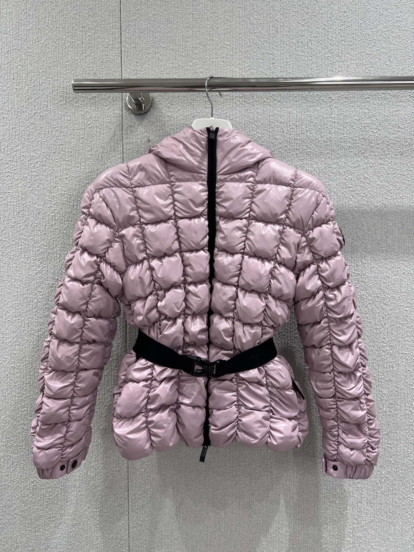 NO:499983,With dust bag Moncl*r 25Fw autumn and winter new style, bright nylon puff quilted short down jacket jacket | Exclusive yb development!  High-end production!  The main color of classic black is the shiny fabric with high-end texture. The unique quilting design not only enhances the visual level, but also firmly locks in warmth. The hooded shape adds practicality and fashion sense. The waist is equipped with a brand's iconic waist belt, which easily outlines the waistline, and creates a neat figure while keeping warm. It is a dressing tool that combines functionality and trends in winter. S/M/L real-life details pictures, Jackets & coats, down jacket, hats, alexander wang19860909配防尘袋 Moncl*r 25Fw秋冬新款 亮光尼龙泡芙绗缝短款羽绒服外套丨独家yb开发！高版出品！以经典黑色为主色调,光泽感面料自带高级质感.独特绗缝设计,不仅提升视觉层次,更能牢牢锁住温暖.连帽造型增添实用性与时尚感,腰间配有品牌标志性腰带,轻松勾勒腰线,在保暖的同时塑造利落身形,是冬日里兼具功能性与潮流感的穿搭利器.现货发售S/M/L实拍细节图,,jackets & coats,down jacket,hats,alexander wang,Women's clothing