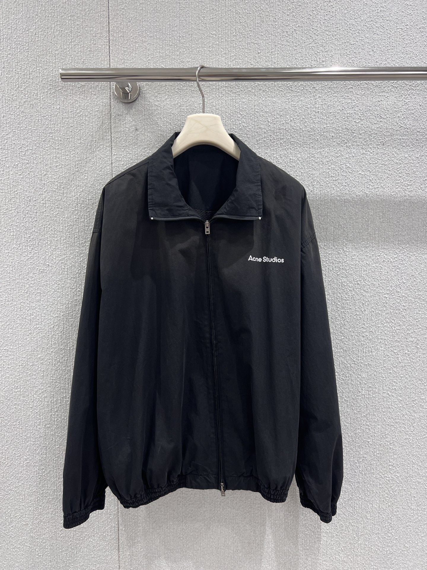 NO:500006,Support replacement Acne Studio*s 25Fw early autumn new style 1996 logo loose casual zipper jacket | Exclusive yb development!  High-end production!  Use textured fabrics to present a rich and retro olive green tone. The style is a loose shoulder-decking design, which brings a casual and comfortable wearing experience. Whether it is a simple T-shirt inside or a layered sweater, it can be easily controlled. The stand collar is neat and stylish, and matched with a smooth two-way zipper, which not only enhances practicality, but also adds a neat sense to the overall look. There is low-key brand logo embroidery on one side of the body, and the details show the brand style. It is a high-quality item that creates street casual or urban simple style. S/M/L real-life details pictures are available in stock, acne studios, jackets & coats, jackets & coats, tees, t-shirt, alexander wang19860909支持换款 Acne Studi*s 25Fw早秋新款 1996 徽标宽松休闲拉链夹克外套丨独家yb开发！高版出品！选用富有质感的面料,呈现出浓郁且复古的橄榄绿色调.版型为宽松的落肩设计,带来随性自在的穿着体验,无论是内搭简约T恤,还是叠穿针织衫,都能轻松驾驭.立领造型利落有型,搭配顺滑的双向拉链,既提升了实用性,又为整体增添了利落感.衣身一侧有低调的品牌标识刺绣,细节处彰显品牌格调,是打造街头休闲或都市简约风格的优质单品.现货发售S/M/L实拍细节图,,acne studios,jackets & coats,jackets & coats,tees，t-shirt,alexander wang,Women's clothing