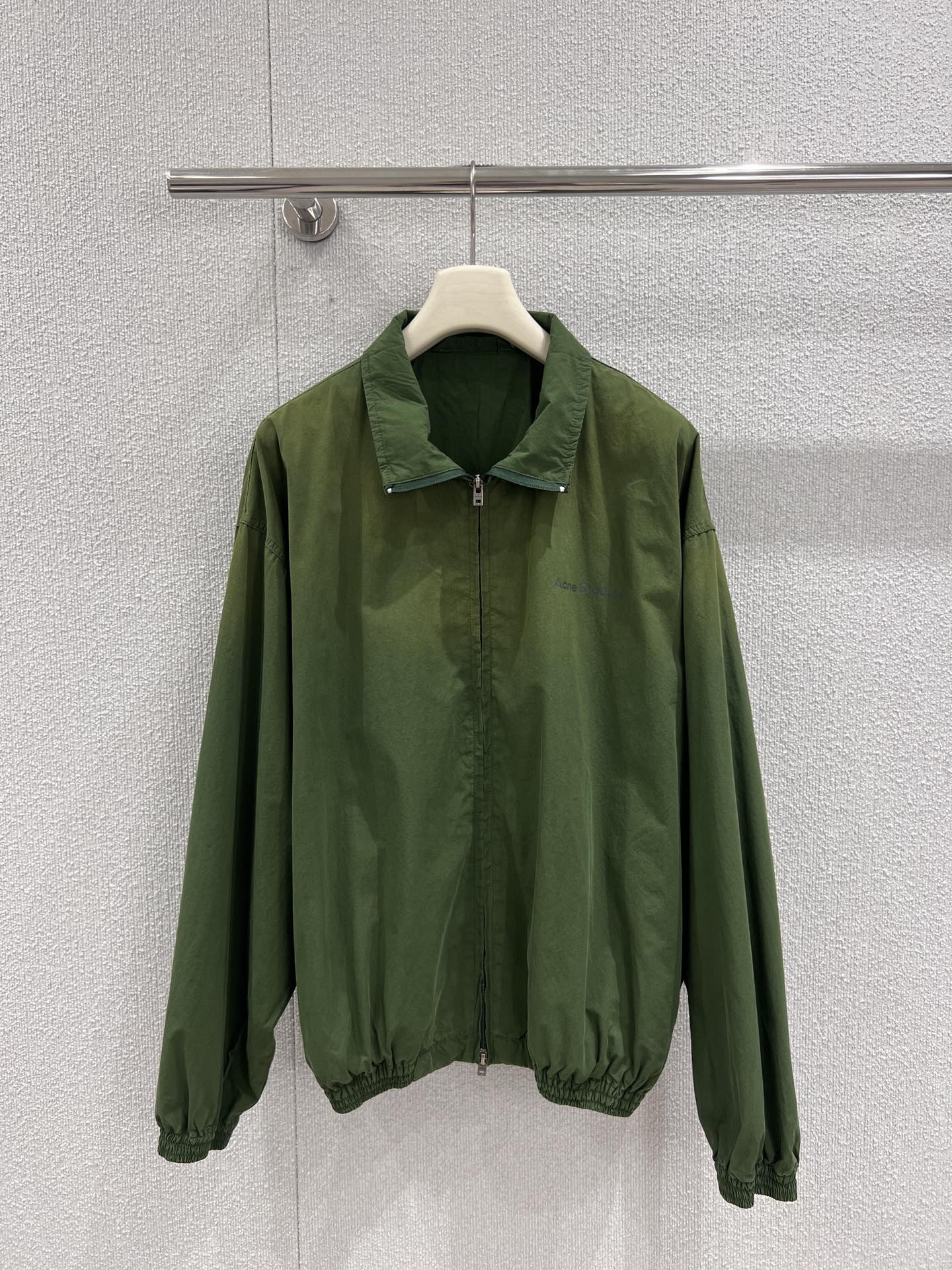 NO:500002,Support replacement Acne Studio*s 25Fw early autumn new style 1996 logo loose casual zipper jacket | Exclusive yb development!  High-end production!  Use textured fabrics to present a rich and retro olive green tone. The style is a loose shoulder-decking design, which brings a casual and comfortable wearing experience. Whether it is a simple T-shirt inside or a layered sweater, it can be easily controlled. The stand collar is neat and stylish, and matched with a smooth two-way zipper, which not only enhances practicality, but also adds a neat sense to the overall look. There is low-key brand logo embroidery on one side of the body, and the details show the brand style. It is a high-quality item that creates street casual or urban simple style. S/M/L real-life details pictures are available in stock, acne studios, jackets & coats, jackets & coats, tees, t-shirt, alexander wang19860909支持换款 Acne Studi*s 25Fw早秋新款 1996 徽标宽松休闲拉链夹克外套丨独家yb开发！高版出品！选用富有质感的面料,呈现出浓郁且复古的橄榄绿色调.版型为宽松的落肩设计,带来随性自在的穿着体验,无论是内搭简约T恤,还是叠穿针织衫,都能轻松驾驭.立领造型利落有型,搭配顺滑的双向拉链,既提升了实用性,又为整体增添了利落感.衣身一侧有低调的品牌标识刺绣,细节处彰显品牌格调,是打造街头休闲或都市简约风格的优质单品.现货发售S/M/L实拍细节图,,acne studios,jackets & coats,jackets & coats,tees，t-shirt,alexander wang,Women's clothing