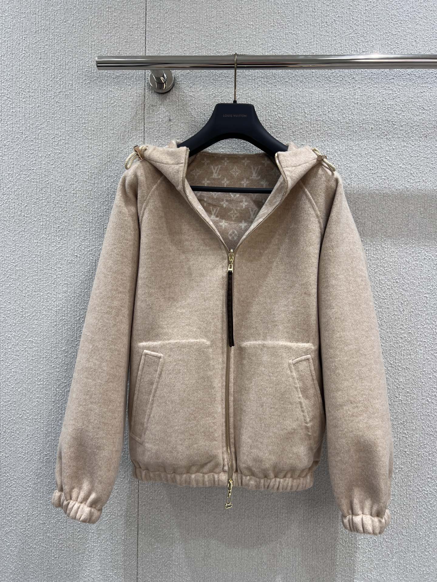 NO:501466,With dust bag Louis Vuitto* 25Fw autumn and winter new style, oatmeal double-sided wool jacket丨Exclusive yb development!  High-end production!  92 wool + 7 cashmere + 1 mulberry silk!  It comes with a gentle filter. The double-sided design is super ingenious, with a simple and elegant side, and the other is full of classic elements. The style is switched at will. The hood and zipper design are casual and neat, and the loose style is very friendly to the figure. Paired with a skirt, it can easily create an elegant and lively autumn look. It is a treasure item for changing seasonal outfits~ SML real-life details pictures are available in stock, louis vuitton, skirts, jackets & coats, hats, alexander wang19860909配防尘袋Louis Vuitto* 25Fw秋冬新款 燕麦色双面穿羊毛外套丨独家yb开发！高版出品！92绵羊毛+7山羊绒+1桑蚕丝！自带温柔滤镜.双面设计超有巧思,一面简约大气,一面满印经典元素,风格随心切换.连帽与拉链设计,休闲又利落,宽松版型对身材超友好.搭配裙子,轻松打造出优雅又不失活力的秋日造型,是换季穿搭的宝藏单品～现货发售SML实拍细节图,,louis vuitton,skirts,jackets & coats,hats,alexander wang,Women's clothing