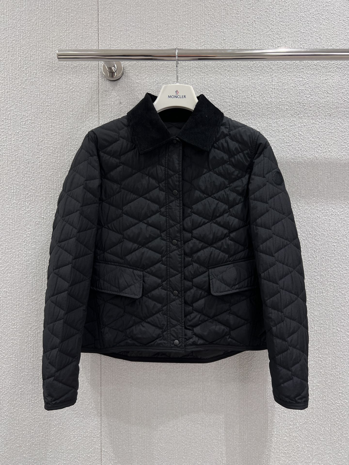 NO:500791,With dust bag Moncle* 25Fw autumn and winter new style, thin and short down jacket jacket | Exclusive yb development!  High-end production!  The diamond plaid design is classic and unique, and the lapel adds a neat feeling. It is filled with plump down, which is good for warmth and can easily resist the cold. The style is loose and comfortable, and it is not picky about the figure. It is paired with jeans and other items, which is casual and fashionable, and is a practical and good choice for daily wear in autumn and winter. SML real-life photos are available in stock, jeans, jackets & coats, jackets & coats, down jacket, alexander wang19860909配防尘袋Moncle* 25Fw秋冬新款 轻薄短款羽绒夹克外套丨独家yb开发！高版出品！菱形格纹设计经典又别致,翻领增添利落感.填充饱满羽绒,保暖性佳,能轻松抵御寒意.版型宽松舒适,不挑身材,搭配牛仔裤等单品,休闲又时尚,是秋冬日常穿搭的实用好选择.现货发售SML实拍细节图,,jeans,jackets & coats,jackets & coats,down jacket,alexander wang,Women's clothing