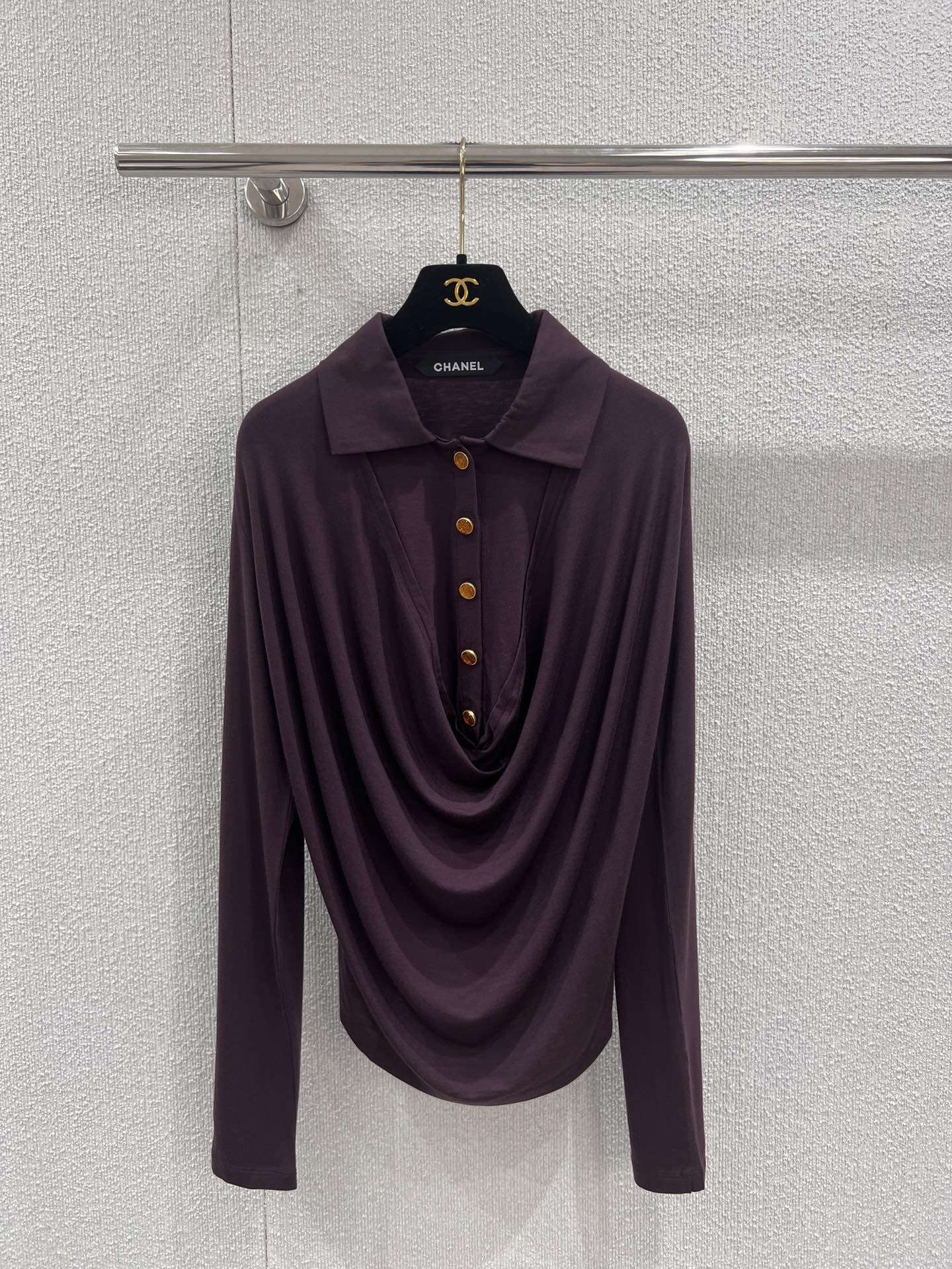 NO:517203,Support replacement Chane* 25FW early autumn new polo neck stretch long-sleeved T-shirt | Exclusive high-end production!  Skin-friendly elastic fabric creates a close-fitting but unrestrained wear experience, and the comfort is full; the integration of polo collar and swing collar design is the finishing touch, the neatness of the polo collar and the soft elements of the swing collar not only retain the elegant French accent, but also adds a bit of casual and lazy; the metal-textured buttons embellish it, and the details show exquisite craftsmanship. S/M/L real-life details pictures, chanel, tees, t-shirt, alexander wang19860909支持换款 Chane* 25FW早秋新款 polo荡领弹力长袖T恤丨独家高版出品！以亲肤弹力面料打造贴身却不束缚的穿着体验,舒适感拉满；polo领与荡领设计的融合是点睛之笔,polo领的利落与荡领的柔美元素碰撞,既保留了法式的优雅腔调,又添几分随性慵懒；金属质感的纽扣点缀其间,细节处尽显精致匠心.现货发售S/M/L实拍细节图,,chanel,tees，t-shirt,alexander wang,Women's clothing