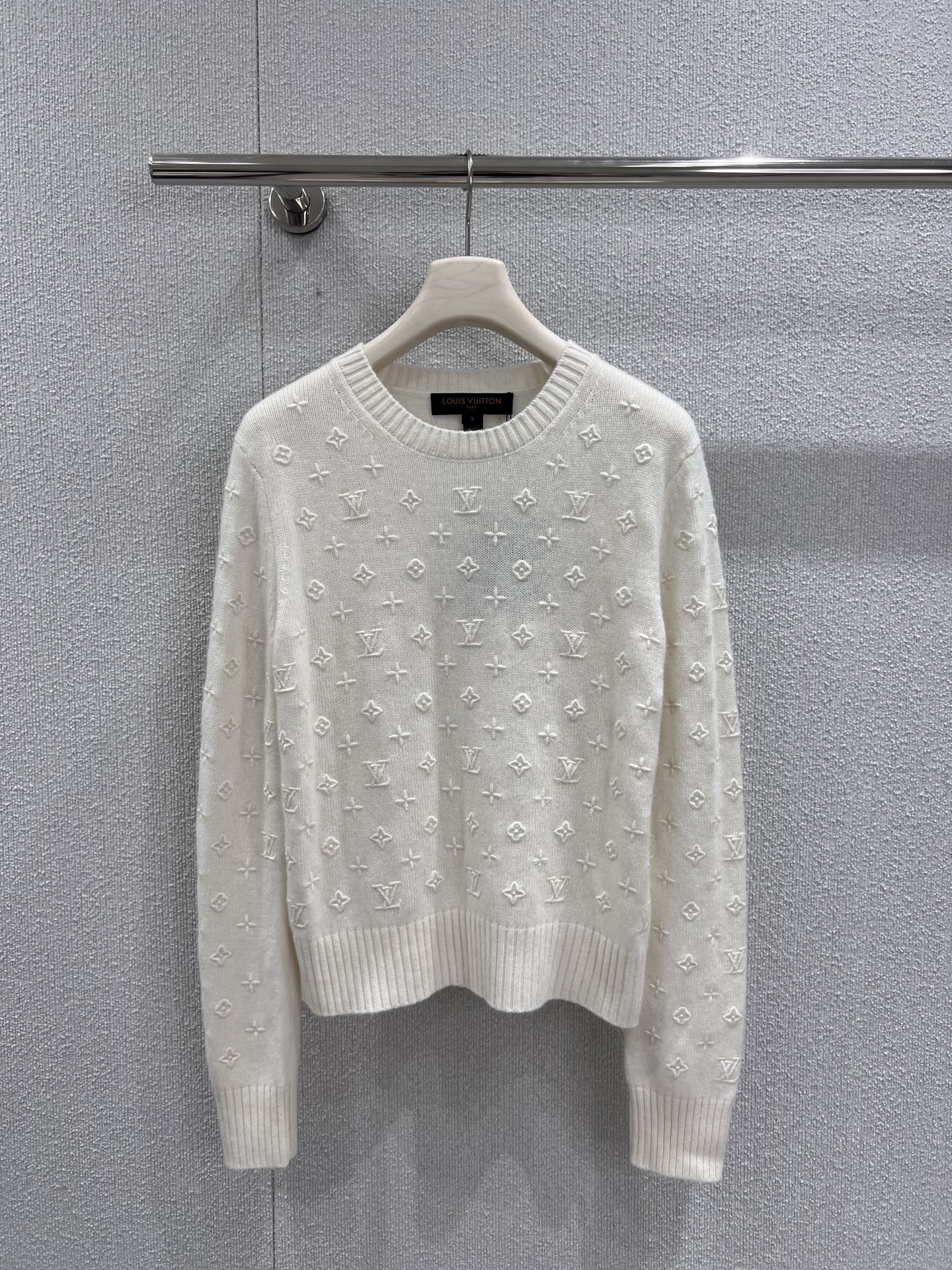 NO:500797,Support for replacement Louis vuitto* 25Fw early autumn new style 3D embossed presbyterian logo embroidered cashmere sweater丨Exclusive high-end production!  The heavy cashmere yarn with a light and soft wool feel, and the black and white and brown yarn with a fixed dye are created by the imported machine. The front and back body and double sleeves are all color-oriented and heavy three-dimensional embossing logo embroidery technology. The craftsmanship is exquisite, the three-dimensional texture is full, and the exquisite feel is super strong. The short style makes the length of the short clothes look slim and tall, and the base is perfect for wearing it alone!  SML real photos for sale in stock, louis vuitton, sweaters, alexander wang19860909支持换款 Louis vuitto* 25Fw早秋新款 3D浮雕老花logo刺绣羊绒毛衣丨独家高版出品！定纺重磅山羊绒纱线,毛感轻盈软糯,定染的黑白和棕色纱线,进口机打造平整细腻平纹织面,前后幅衣身和双边袖子全部对色定位的重工立体浮雕感logo刺绣工艺,工艺精细,立体肌理饱满,精致感超强,小短款衣长显瘦显身高,单穿打底都完美！现货发售SML实拍细节图,,louis vuitton,sweaters,alexander wang,Women's clothing