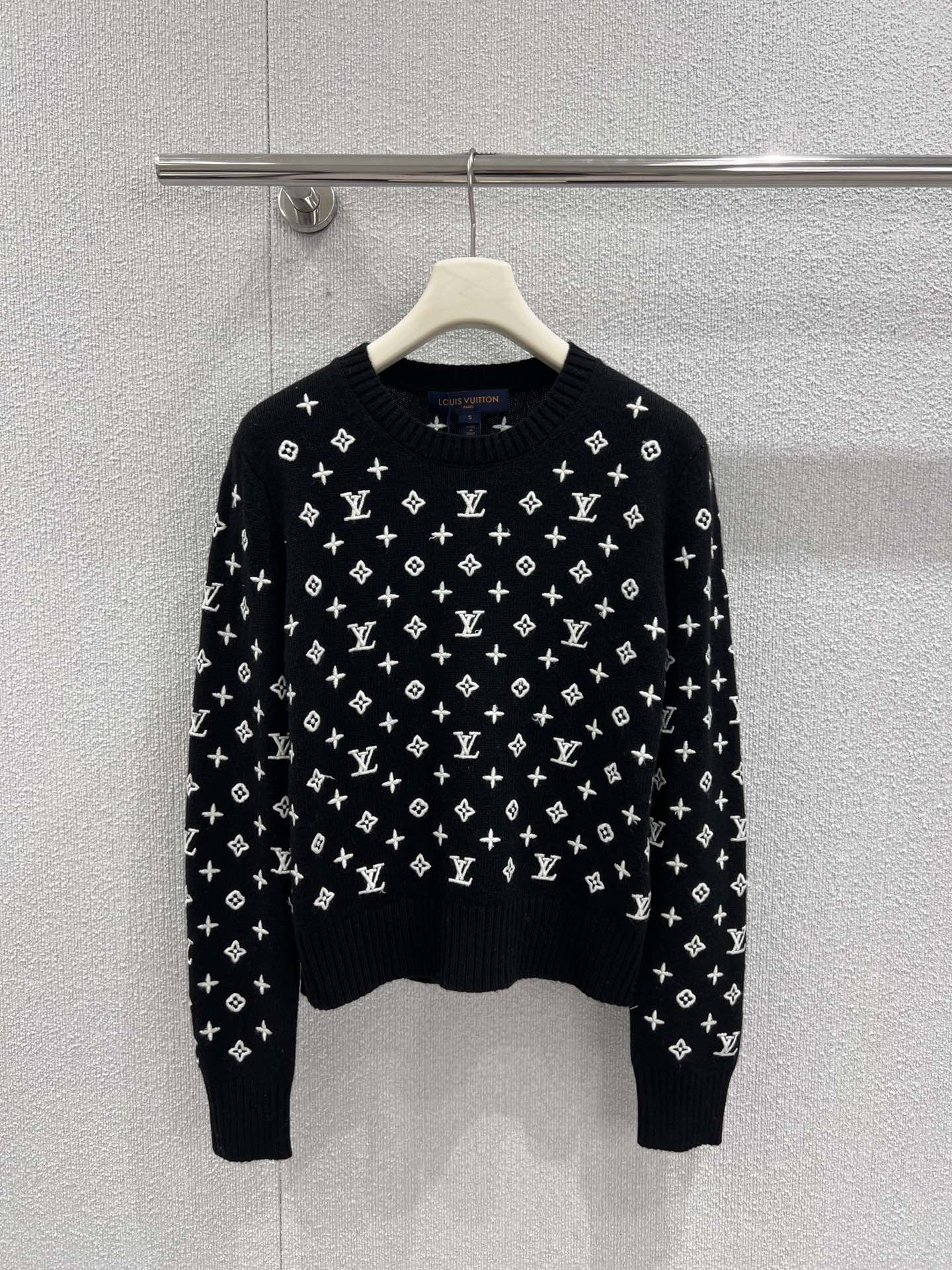 NO:500818,Support for replacement Louis vuitto* 25Fw early autumn new style 3D embossed presbyterian logo embroidered cashmere sweater丨Exclusive high-end production!  The heavy cashmere yarn with a light and soft wool feel, and the black and white and brown yarn with a fixed dye are created by the imported machine. The front and back body and double sleeves are all color-oriented and heavy three-dimensional embossing logo embroidery technology. The craftsmanship is exquisite, the three-dimensional texture is full, and the exquisite feel is super strong. The short style makes the length of the short clothes look slim and tall, and the base is perfect for wearing it alone!  SML real photos for sale in stock, louis vuitton, sweaters, alexander wang19860909支持换款 Louis vuitto* 25Fw早秋新款 3D浮雕老花logo刺绣羊绒毛衣丨独家高版出品！定纺重磅山羊绒纱线,毛感轻盈软糯,定染的黑白和棕色纱线,进口机打造平整细腻平纹织面,前后幅衣身和双边袖子全部对色定位的重工立体浮雕感logo刺绣工艺,工艺精细,立体肌理饱满,精致感超强,小短款衣长显瘦显身高,单穿打底都完美！现货发售SML实拍细节图,,louis vuitton,sweaters,alexander wang,Women's clothing