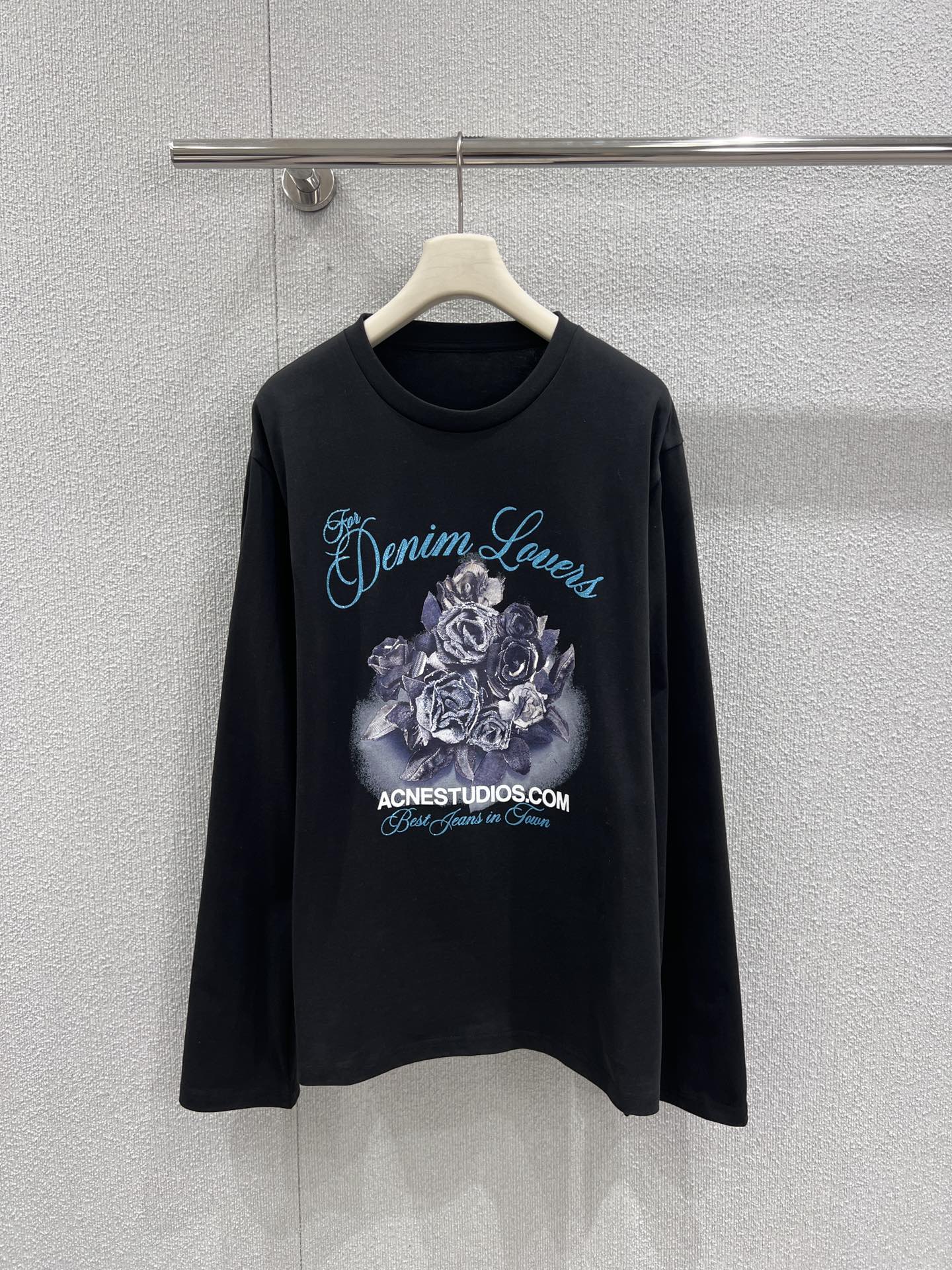 NO:501446,Support replacement Acne Studio*s 25FW early autumn new style rose printed long-sleeved T-shirt | Exclusive high-end production!  Oversize The shoulder-falling style is lazy and casual. The cotton has been washed with enzymes and feels soft as a cloud, with a combination of old texture and breathing. Whether it is to create a sweet and cool style of 'missing underwear' or a layered suit or denim jacket inside, it can easily adapt to multiple scenes of early autumn. It continues the brand's design core of 'subverting gender boundaries' this season, making the dark rose a gentle armor for cool girls. It is lazy and unstable, and is a powerful styling tool for 'at first glance' in the early autumn wardrobe. SML real-life details pictures are available in stock, acne studios, versace, jackets & coats, tees, t-shirt, business suit, alexander wang19860909支持换款 Acne Studi*s 25FW 早秋新款 玫瑰印花长袖T恤丨独家高版出品！Oversize 落肩版型慵懒随性,棉经过酵素水洗处理,触感柔软如云朵,兼具做旧质感与呼吸感；无论是单穿打造“下衣失踪”甜酷风,还是内搭叠穿西装、牛仔外套,都能轻松适配早秋多场景穿搭.它延续品牌本季“颠覆性别界限”的设计内核,让暗黑玫瑰成为酷女孩的温柔铠甲,慵懒中透着不驯,是早秋衣橱里“一眼高级”的造型利器.现货发售SML实拍细节图,,acne studios,versace,jackets & coats,tees，t-shirt,business suit,alexander wang,Women's clothing