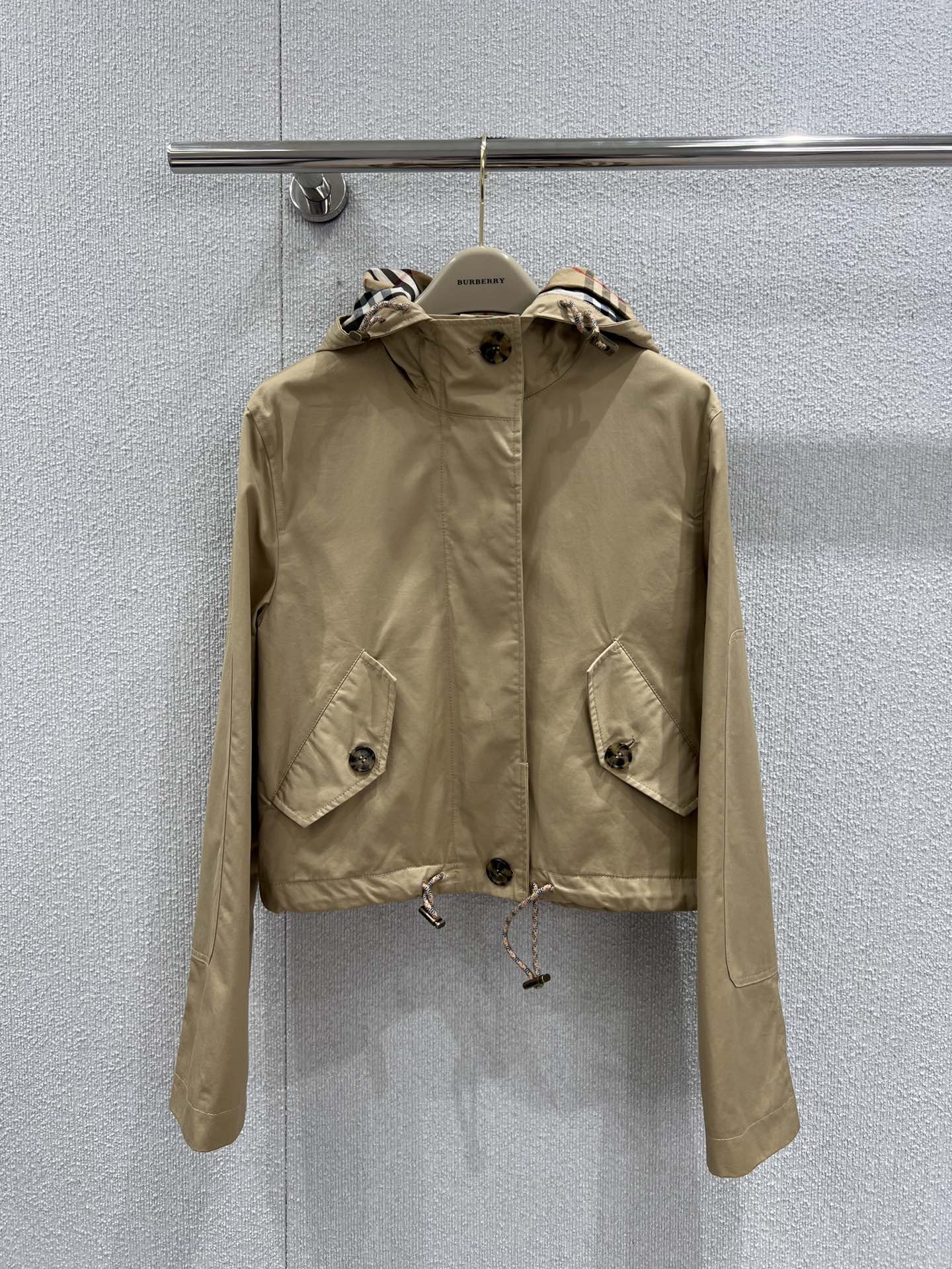 NO:500827,Support replacement Burberr* 25Fw early autumn new Scottish checked short hooded jacket丨Exclusive high-end production!  The main color is soft khaki, which is both casual and refined. It is made of matte texture fabric, and the inner side of the hood is lined with the brand's signature pattern, and the classic gene is about to emerge; the slanted placket design is paired with zippers and snaps, which is neat and layered. The drawstring is arranged at the hem to adjust the elasticity, and the metal buckles on the erectus and cuffs add to the details of the work style, and multiple pockets have practicality and styling. The short cut is optimized to optimize the proportions and easily adapted to various bottoms. It is a dazzling item for creating a straightforward British style. SML real-life details are available in stock, burberry, jackets & coats, hats, alexander wang19860909支持换款 Burberr* 25Fw早秋新款 苏格兰格纹短款连帽外套丨独家高版出品！以柔和卡其色为主色调,兼具休闲与精致感.采用哑光质感面料打造,连帽内侧衬以品牌标志性格纹,经典基因呼之欲出；斜门襟设计搭配拉链与按扣双重开合,利落又具层次感.衣摆处设抽绳可调节松紧,肩章与袖口的金属扣饰增添工装风细节,多个口袋兼具实用性与造型感.短款剪裁优化比例,轻松适配各种下装,是打造率性英伦风造型的亮眼单品.现货发售SML实拍细节图,,burberry,jackets & coats,hats,alexander wang,Women's clothing