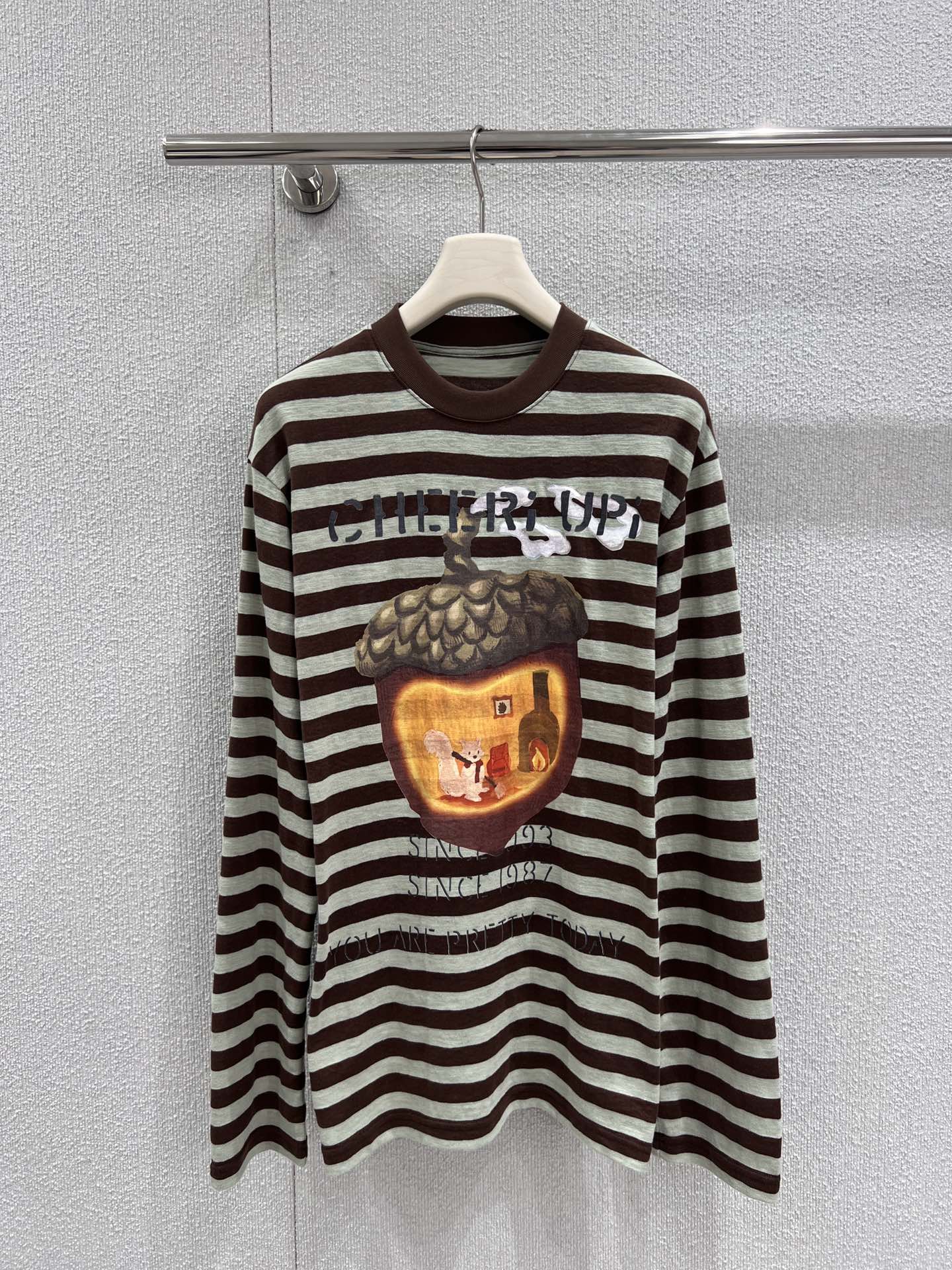 NO:501434,Support for replacement CHEERi UP*25Fw early autumn new style Squirrel's acorn house loose striped long-sleeved T-shirt | Exclusive high-end production!  Striped design is classic and versatile. There is a cute acorn cottage pattern on the chest, as if it is hidden in the healing world, instantly illuminating the outfit. The loose style is super comfortable. Whether it is paired with casual pants to create a casual street style or a lace skirt to go on the sweet girl route, it is very exciting, easily injecting vitality into you and making your daily outfit full of fun and vitality ~ SML real-life details pictures are on sale in stock, skirts, tees, t-shirt, alexander wang19860909支持换款 CHEERi UP*25Fw早秋新款 松鼠的橡果屋宽松条纹长袖T恤丨独家高版出品！条纹设计经典又百搭.胸前有可爱的橡果小屋图案,仿佛藏着治愈小世界,瞬间点亮穿搭.宽松版型超舒适,不管是搭配休闲裤打造随性街头风,还是配蕾丝裙走甜妹路线,都很出彩,轻松为你注入活力,让日常穿搭充满趣味与元气～现货发售SML实拍细节图,,skirts,tees，t-shirt,alexander wang,Women's clothing