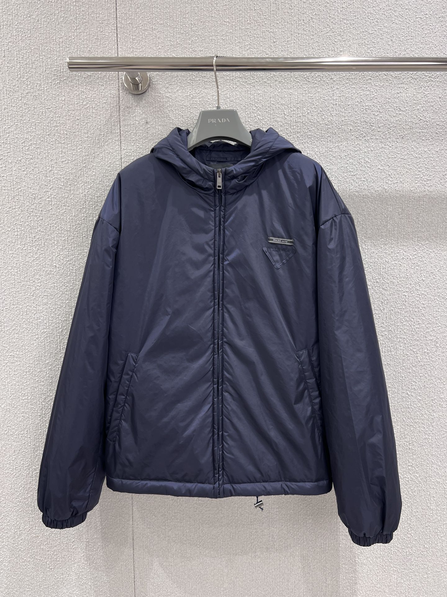 NO:500806,Support replacement Prad* 25Fw autumn and winter new style, loose hooded drawstring nylon jacket cotton jacket丨Exclusive yb development!  High-end production!  The main color of the deep navy blue is the high-end texture. The hooded design adds leisure and warmth, and the zipper is smooth and neat. The overall layout is loose, and it is good for the body to be inclusive, which can easily create a casual and lazy style. The fabric has a high texture, which not only ensures warmth, but also shows the exquisiteness and style of Prad*. It is an excellent item to enhance fashion and practicality in autumn and winter outfits. SML real-life details pictures are available in stock, prada, jackets & coats, jackets & coats, hats, alexander wang19860909支持换款 Prad* 25Fw秋冬新款 宽松连帽抽绳尼龙夹克棉服外套丨独家yb开发！高版出品！以深邃的藏蓝色为主色调,自带高级质感.采用连帽设计,增添休闲与保暖性,拉链开合顺畅又利落.整体版型宽松,对身材包容性好,能轻松营造随性慵懒的风格.面料质感上乘,既保证了保暖度,又尽显Prad*的精致与格调,是秋冬穿搭中提升时尚感与实用性的绝佳单品.现货发售SML实拍细节图,,prada,jackets & coats,jackets & coats,hats,alexander wang,Women's clothing