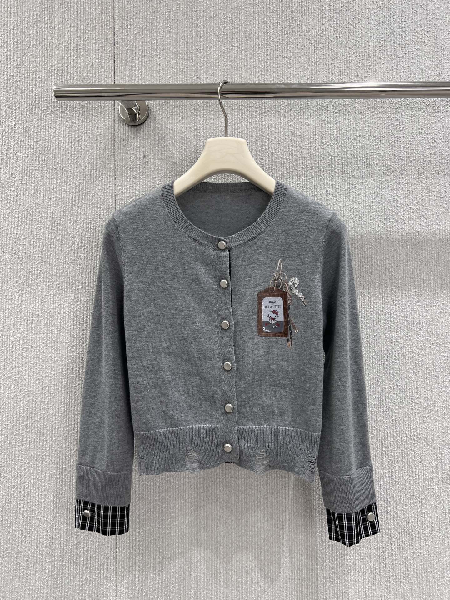 NO:501456,Support replacement REVA* 25Fw autumn and winter new model HelloKitty product printed knitted cardigan丨Exclusive high-end product!  Light gray main tone is simple and high-end. HelloKitty product printing on the chest is super eye-catching, adding cuteness and fun. The button design is classic and practical, with plaid elements inside, rich layers and retro feel. The knitted fabric is soft and comfortable, suitable for autumn outfits, and it can easily create a sweet, cool and exquisite look~ SML real shot details on sale, alexander wang19860909支持换款 REVA* 25Fw秋冬新款 HelloKitty工牌印花针织开衫丨独家高版出品！浅灰主调简约又高级.胸前HelloKitty工牌印花超吸睛,增添可爱趣味.纽扣设计经典实用,内搭格纹元素,层次丰富又具复古感.针织面料柔软舒适,适合秋季穿搭,轻松打造出甜酷又不失精致的造型～现货发售SML实拍细节图,,alexander wang,Women's clothing