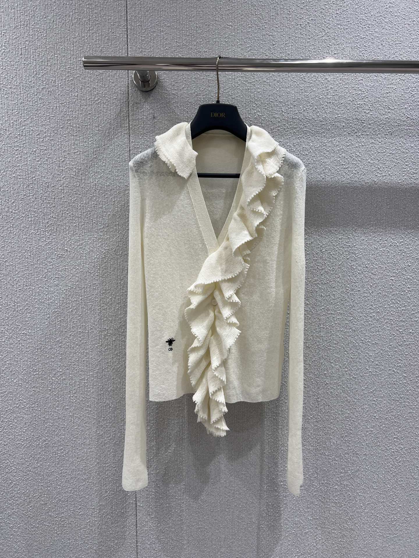 NO:502628,Support for replacement Dio* 25Fw autumn and winter show style, removable ruffled silk linen blend knitted cardigan丨Exclusive yb development!  High-end production!  The V-neck slim cardigan style is rich and elastic, slim and slim, and the body is very attractive. The single-side neckline and front closure can remove the heavy pleated lace. It is the finishing touch of the whole piece. The double-layer rippled ruffles are the perfect style!  YB open mold two-color logo lettering round buckle opening and closing is full of high-end feeling, very exquisite feeling, the style makes it look slim and practical, high-quality closed eyes~ S/M/L real photos are available in stock, dior, real silk, alexander wang19860909支持换款 Dio* 25Fw秋冬秀款 可拆卸褶边真丝亚麻混纺针织开衫丨独家yb开发！高版出品！V领修身开襟衫版型,丰富弹性修身显瘦巨显身材,单侧领口和前襟搭配可以拆卸重磅裥褶花边属于整件的点睛之笔,全对版双层涟漪褶边提升整体高定风格！YB开模双色logo刻字圆扣开合高级感十足,很精致的感觉,版型显瘦又实穿,高品质闭眼入~现货发售S/M/L实拍细节图,,dior,real silk,alexander wang,Women's clothing