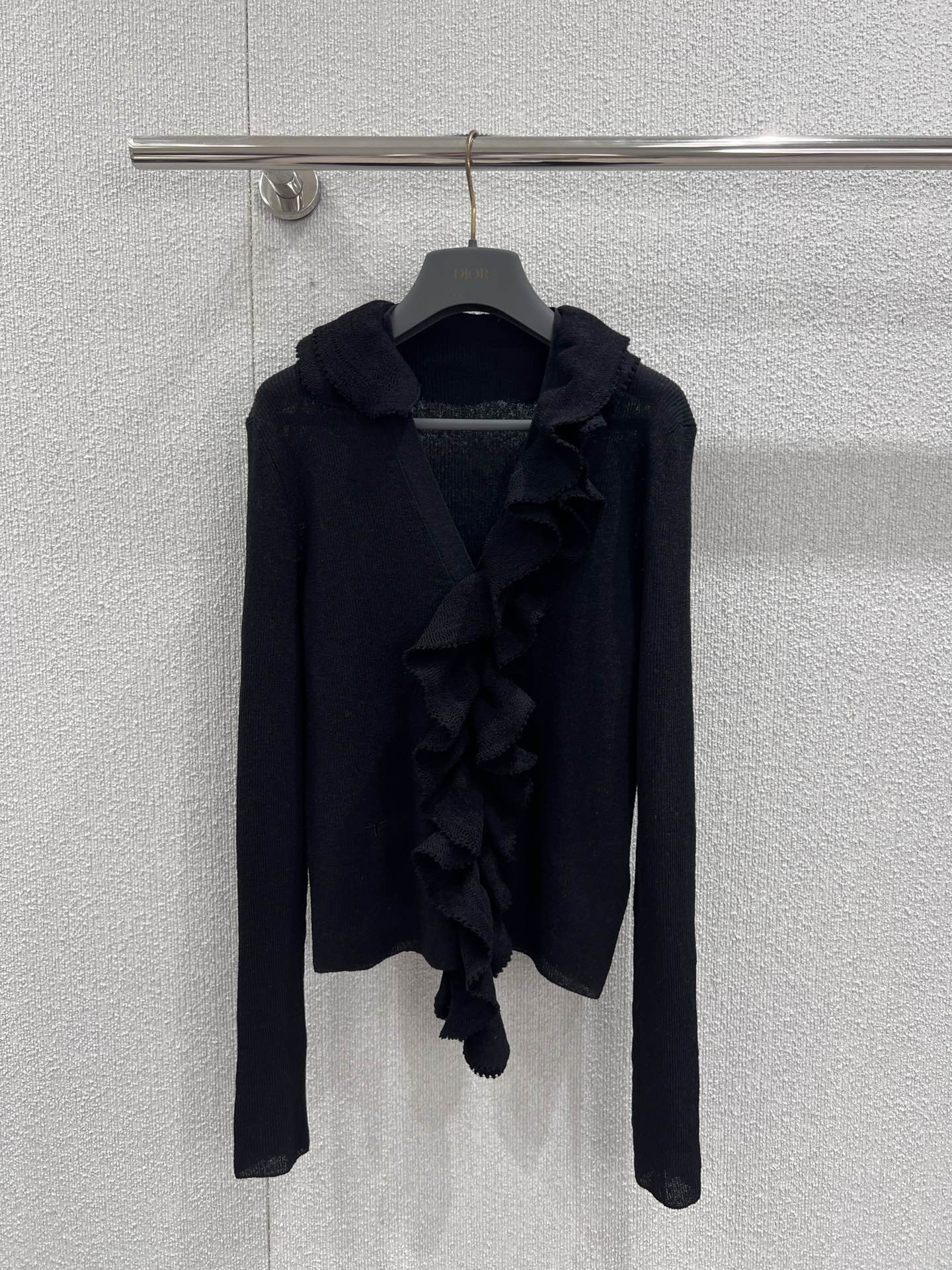 NO:502618,Support for replacement Dio* 25Fw autumn and winter show style, removable ruffled silk linen blend knitted cardigan丨Exclusive yb development!  High-end production!  The V-neck slim cardigan style is rich and elastic, slim and slim, and the body is very attractive. The single-side neckline and front closure can remove the heavy pleated lace. It is the finishing touch of the whole piece. The double-layer rippled ruffles are the perfect style!  YB open mold two-color logo lettering round buckle opening and closing is full of high-end feeling, very exquisite feeling, the style makes it look slim and practical, high-quality closed eyes~ S/M/L real photos are available in stock, dior, real silk, alexander wang19860909支持换款 Dio* 25Fw秋冬秀款 可拆卸褶边真丝亚麻混纺针织开衫丨独家yb开发！高版出品！V领修身开襟衫版型,丰富弹性修身显瘦巨显身材,单侧领口和前襟搭配可以拆卸重磅裥褶花边属于整件的点睛之笔,全对版双层涟漪褶边提升整体高定风格！YB开模双色logo刻字圆扣开合高级感十足,很精致的感觉,版型显瘦又实穿,高品质闭眼入~现货发售S/M/L实拍细节图,,dior,real silk,alexander wang,Women's clothing