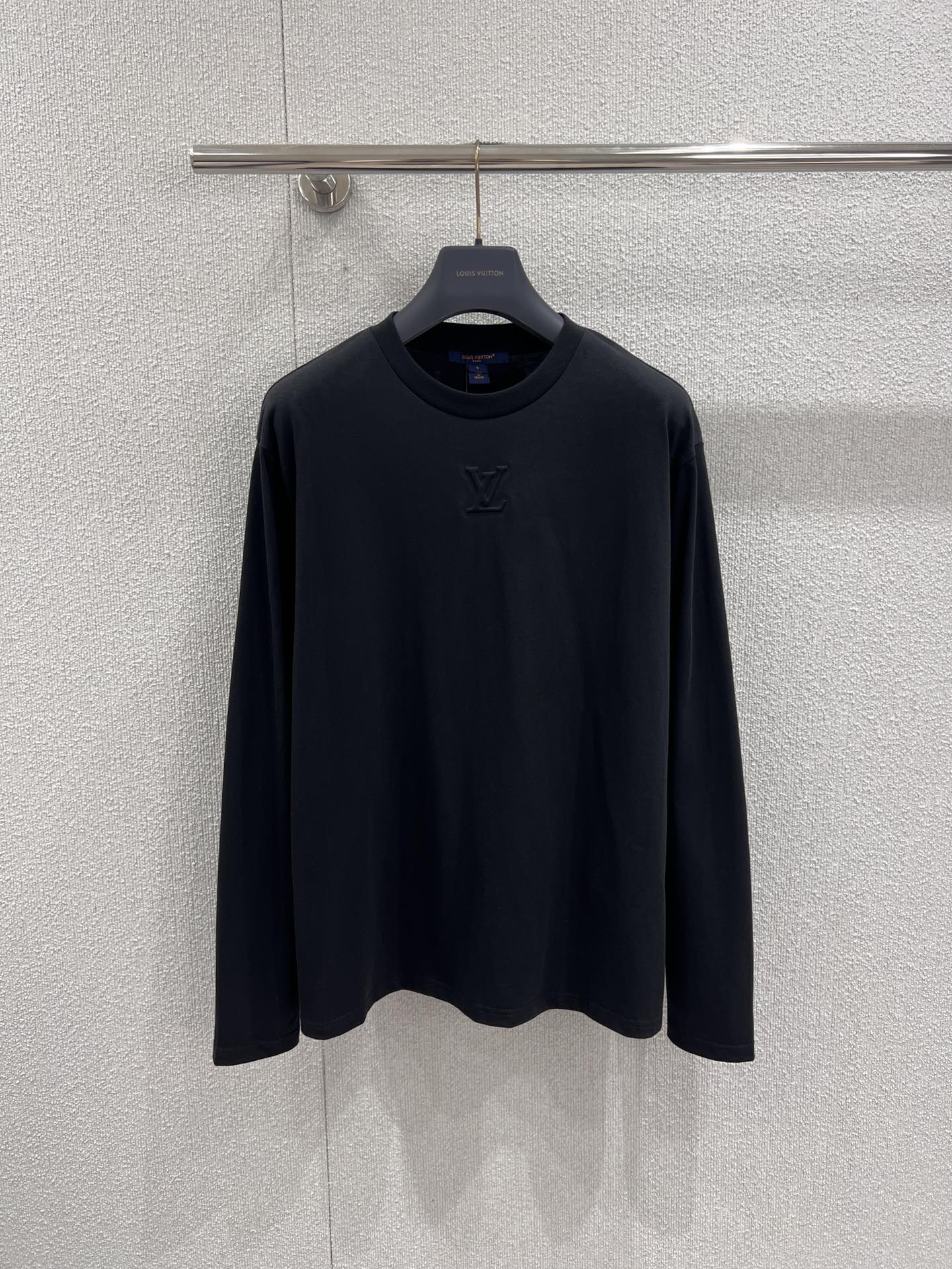 NO:503331,Support replacement Louis Vuitto* 25Fw early autumn new logo embossed long-sleeved round neck T-shirt | Exclusive yb development!  High-end production!  Super comfortable round neck T-shirt, the best choice for early autumn outfits. You must wear it alone as an inner wear when you go out on the street! Use customized fabrics. The loose style is not picked and whoever wears it will look slimming. It is easy to control it!  The best-looking items that trendy people must stock up on the street, easy to wear and feel the streets and spot on sale SML real photos, louis vuitton,tees, t-shirt,alexander wang19860909支持换款 Louis Vuitto* 25Fw早秋新款 logo压花长袖圆领T恤丨独家yb开发！高版出品！超级舒适的圆领T恤 早秋穿搭最佳选择 日常出街必备单穿当内搭都可以!采用定制面料 宽松版型不挑人谁穿谁显瘦,轻松驾驭！潮人必囤的好看单品,轻松穿出街头感现货发售SML实拍细节图,,louis vuitton,tees，t-shirt,alexander wang,Women's clothing