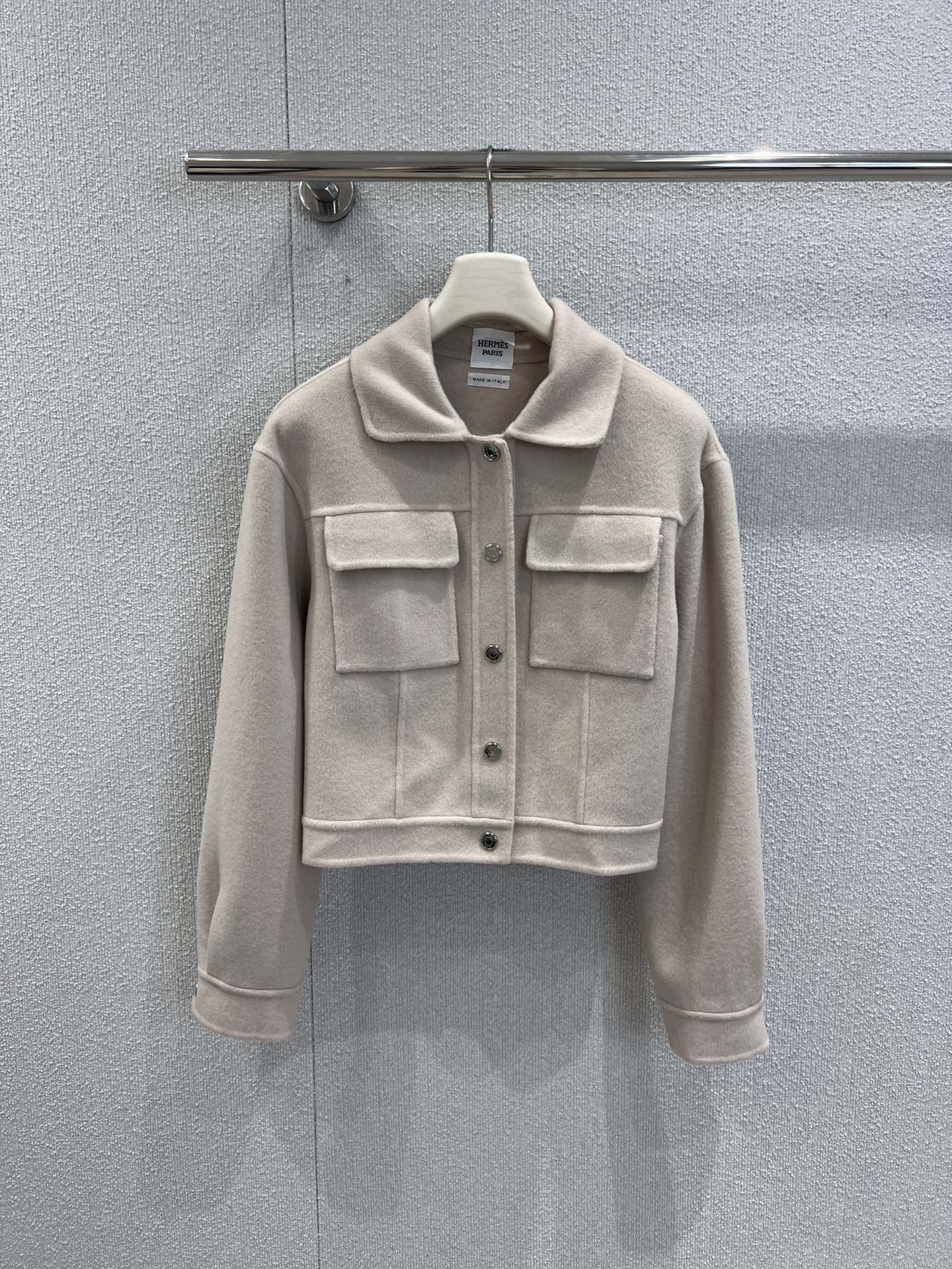 NO:502661,With dust bag Hermè* 25Fw autumn and winter new style, white and rich beauty must-have cashmere short jacket | Exclusive yb development!  High-end production!  Pure handmade double-sided cashmere splicing thread design, classic H-close short style with elegant and handsome style, not picky for people, and is capable in style!  A versatile and fashionable upper body looks slim and tall!  The imported fabric has a wide and stylish texture!  Perfect workmanship quality depends on details, S/M/L real photos of S/M/L on sale in stock, hermes, jackets & coats, jackets & coats, alexander wang19860909配防尘袋 Hermè* 25Fw秋冬新款 白富美必入羊绒短夹克外套丨独家yb开发！高版出品！纯手工制作双面尼羊绒拼接螺纹设计,经典H收摆小短款版型优雅帅气 不挑人版型气质干练！百搭时髦上身显瘦又高挑！进口面料羊绒质感挺阔有型！完美做工品质看细节,现货发售S/M/L实拍细节图,,hermes,jackets & coats,jackets & coats,alexander wang,Women's clothing