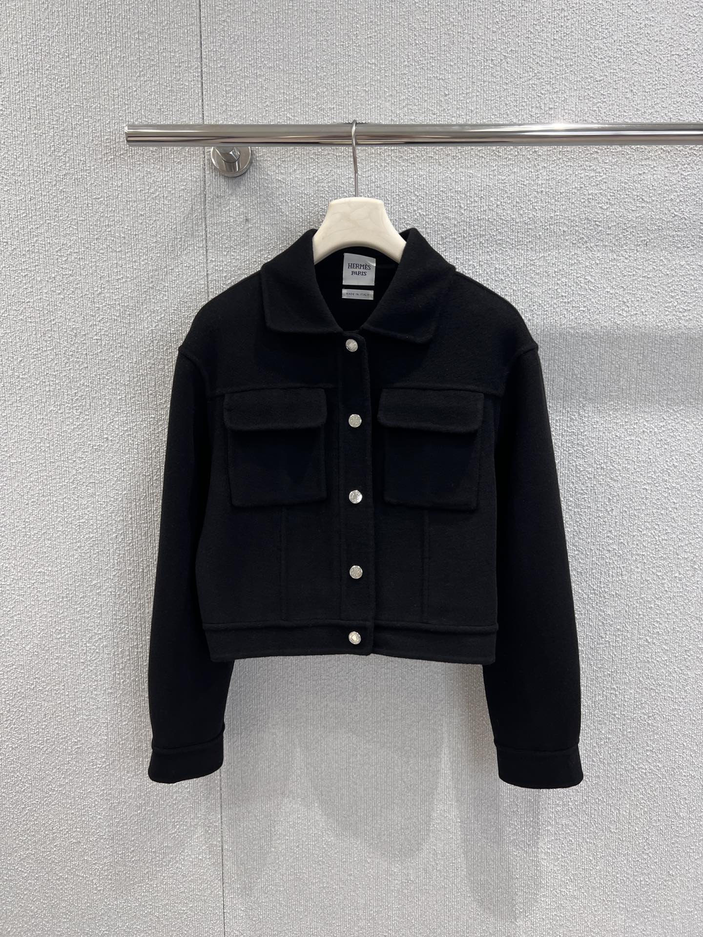 NO:502664,With dust bag Hermè* 25Fw autumn and winter new style, white and rich beauty must-have cashmere short jacket | Exclusive yb development!  High-end production!  Pure handmade double-sided cashmere splicing thread design, classic H-close short style with elegant and handsome style, not picky for people, and is capable in style!  A versatile and fashionable upper body looks slim and tall!  The imported fabric has a wide and stylish texture!  Perfect workmanship quality depends on details, S/M/L real photos of S/M/L on sale in stock, hermes, jackets & coats, jackets & coats, alexander wang19860909配防尘袋 Hermè* 25Fw秋冬新款 白富美必入羊绒短夹克外套丨独家yb开发！高版出品！纯手工制作双面尼羊绒拼接螺纹设计,经典H收摆小短款版型优雅帅气 不挑人版型气质干练！百搭时髦上身显瘦又高挑！进口面料羊绒质感挺阔有型！完美做工品质看细节,现货发售S/M/L实拍细节图,,hermes,jackets & coats,jackets & coats,alexander wang,Women's clothing