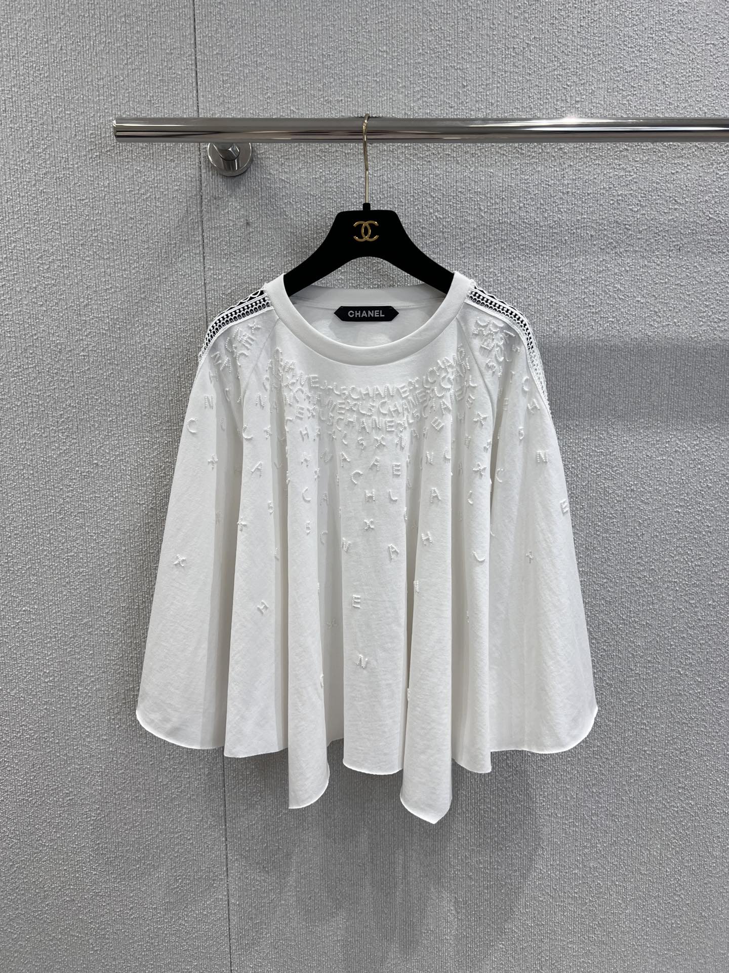 NO:504066,Support replacement Chane* 25B high-end handicraft workshop series new style, letter beaded hollow silhouette top丨Exclusive high-end production!  Pure white has a sense of high-end style. The exquisite letters and beads are staggered, injecting details into the simple version, showing the brand's ingenuity. The flared sleeve design is romantic and elegant, and the breeze seems to blow by when you walk, which is agile and elegant. The loose cut accommodates all kinds of figures, and is paired with jeans. The casual style is French-style luxury style. Whether it is a daily street or a light luxury party, it can easily become the focus, interpreting the consistent elegance and fashion. S/M/L real-time details pictures are available in stock, chanel, jeans, alexander wang19860909支持换款 Chane* 25B高级手工坊系列新款 字母钉珠镂空廓形上衣丨独家高版出品！纯净白色自带高级感.精致的字母钉珠刺绣错落分布,为简约版型注入细节巧思,尽显品牌匠心.喇叭袖设计浪漫飘逸,走动间似有微风拂过,灵动又优雅.宽松的剪裁包容各种身形,搭配牛仔裤,休闲中透着法式轻奢格调,无论是日常出街还是轻奢聚会,都能轻松成为焦点,诠释一贯的优雅与时尚.现货发售S/M/L实拍细节图,,chanel,jeans,alexander wang,Women's clothing