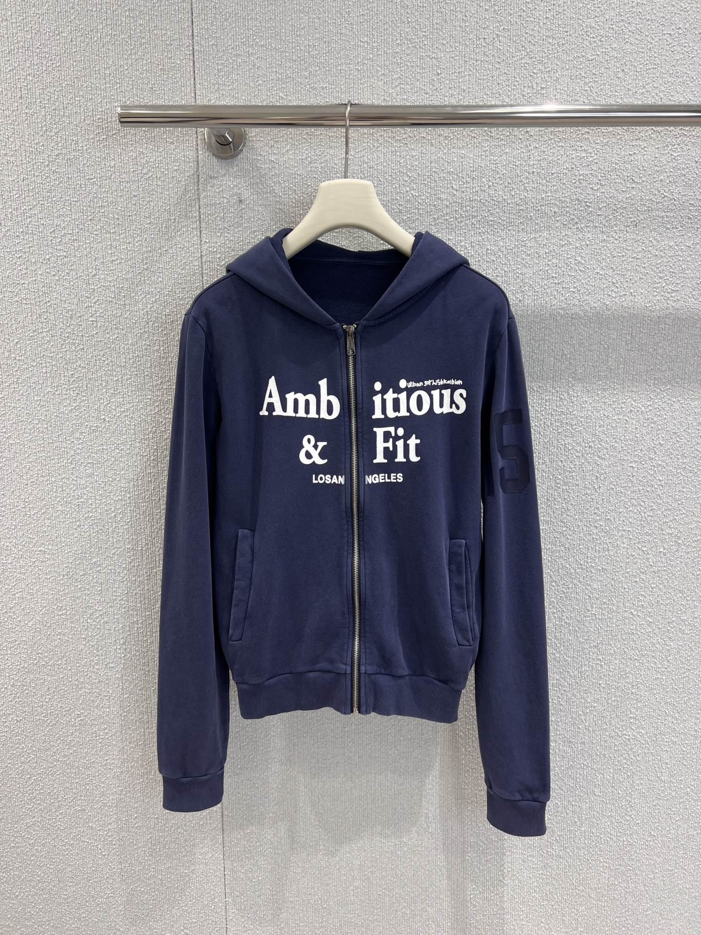 NO:502666,Support for replacement Urban Sophistica* 25Fw early autumn new style letter printed zipper hooded sweatshirt jacket | Exclusive high-end production!  The same style as Jennie, the navy blue tone has a retro texture. The 'Ambitious & Fit' letter print on the chest is eye-catching, showing the personality attitude. The hooded design adds casual and casual sexiness, and the zipper opening and closing is easy to put on and take off. The soft and skin-friendly fabric can be easily held whether it is matched with jeans to create a cool street feeling or a lazy atmosphere with casual pants, it can be easily held. It is an excellent item for daily street appearance and relaxed styling. S/M/L real-life details pictures are available in stock, hoodie, sweatshirts, jeans, jackets & coats, hats, alexander wang19860909支持换款 Urban Sophistica* 25Fw早秋新款 字母印花拉链连帽卫衣外套丨独家高版出品！金智妮jennie同款 藏蓝色调自带复古质感.胸前“Ambitious & Fit”字母印花醒目吸睛,彰显个性态度.连帽设计增添休闲随性感,拉链开合方便穿脱.柔软亲肤的面料,无论是搭配牛仔裤打造街头酷感,还是与休闲裤组合营造慵懒氛围,都能轻松hold住,是日常出街、轻松凹造型的绝佳单品.现货发售S/M/L实拍细节图,,hoodie,sweatshirts,jeans,jackets & coats,hats,alexander wang,Women's clothing