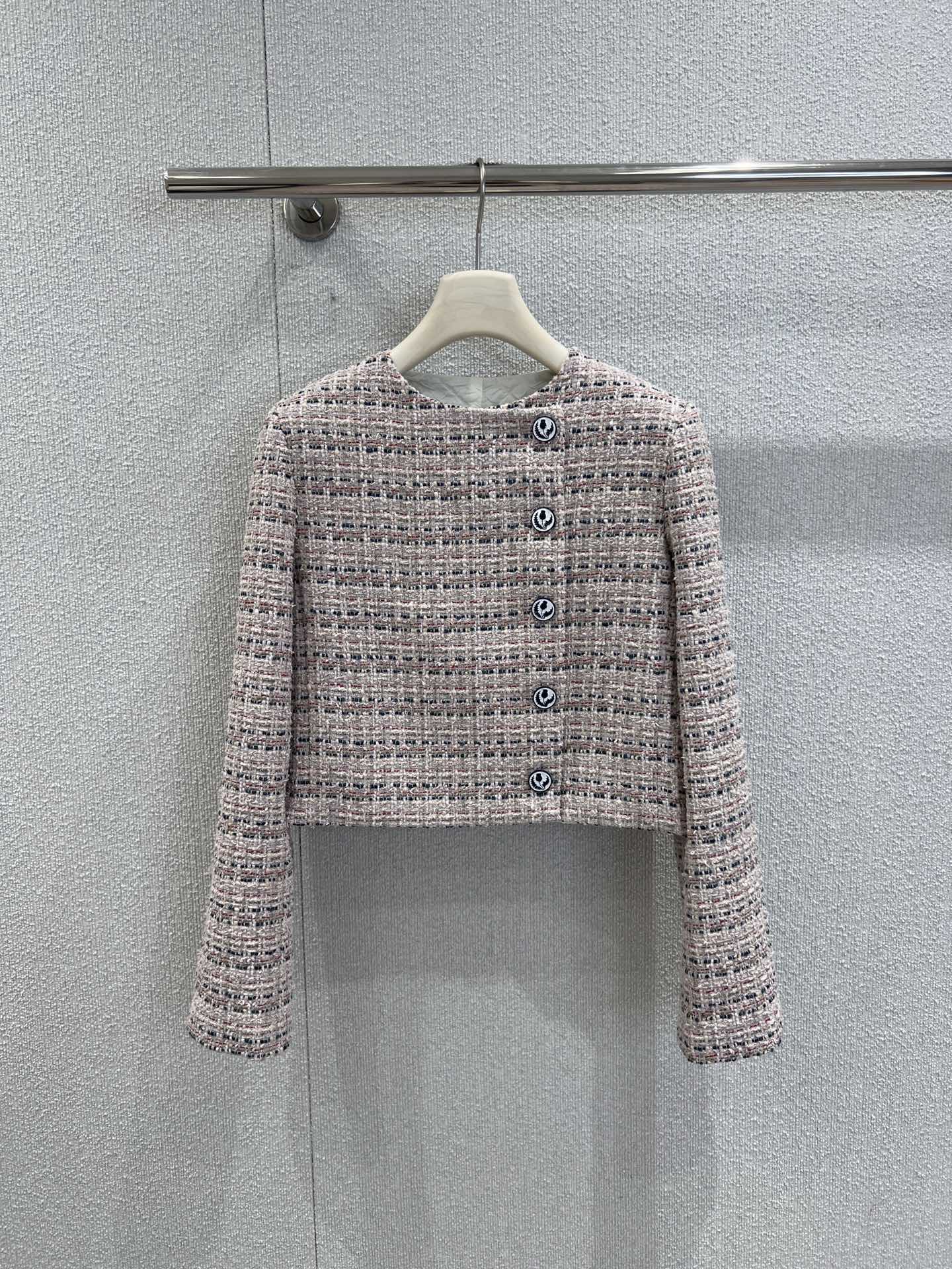 NO:502667,Jacket Skirt supports replacement Loropi*na 25Fw autumn and winter new round neck woolen short jacket + skirt suit | Exclusive yb development!  High-end production!  The tweed fabric has exquisite texture, showing the retro and elegant texture. The neat tailoring is simple and yet has a sense of detail. The combination of short tops and skirts in the same color creates a harmonious and proportional outfit. It is matched with berets in the same color to easily create a French light luxury atmosphere. Whether you are visiting exhibitions or attending exquisite occasions, you can show a unique fashion taste. S/M/L real-life details pictures are available in stock, loro piano, skirts, jackets & coats, hats, alexander wang19860909外套 半裙支持换款Loropi*na 25Fw秋冬新款 圆领毛呢短款外套+半裙套装丨独家yb开发！高版出品！粗花呢面料自带精致纹理,尽显复古优雅质感.利落的剪裁搭配单排珍珠扣,简约又不失细节感,短款上衣与同色系半裙的组合,打造出和谐又显比例的穿搭效果,搭配同色系贝雷帽,轻松营造出法式轻奢氛围,无论是看展还是出席精致场合,都能展现出独特的时尚品味.现货发售S/M/L实拍细节图,,loro piana,skirts,jackets & coats,hats,alexander wang,Women's clothing