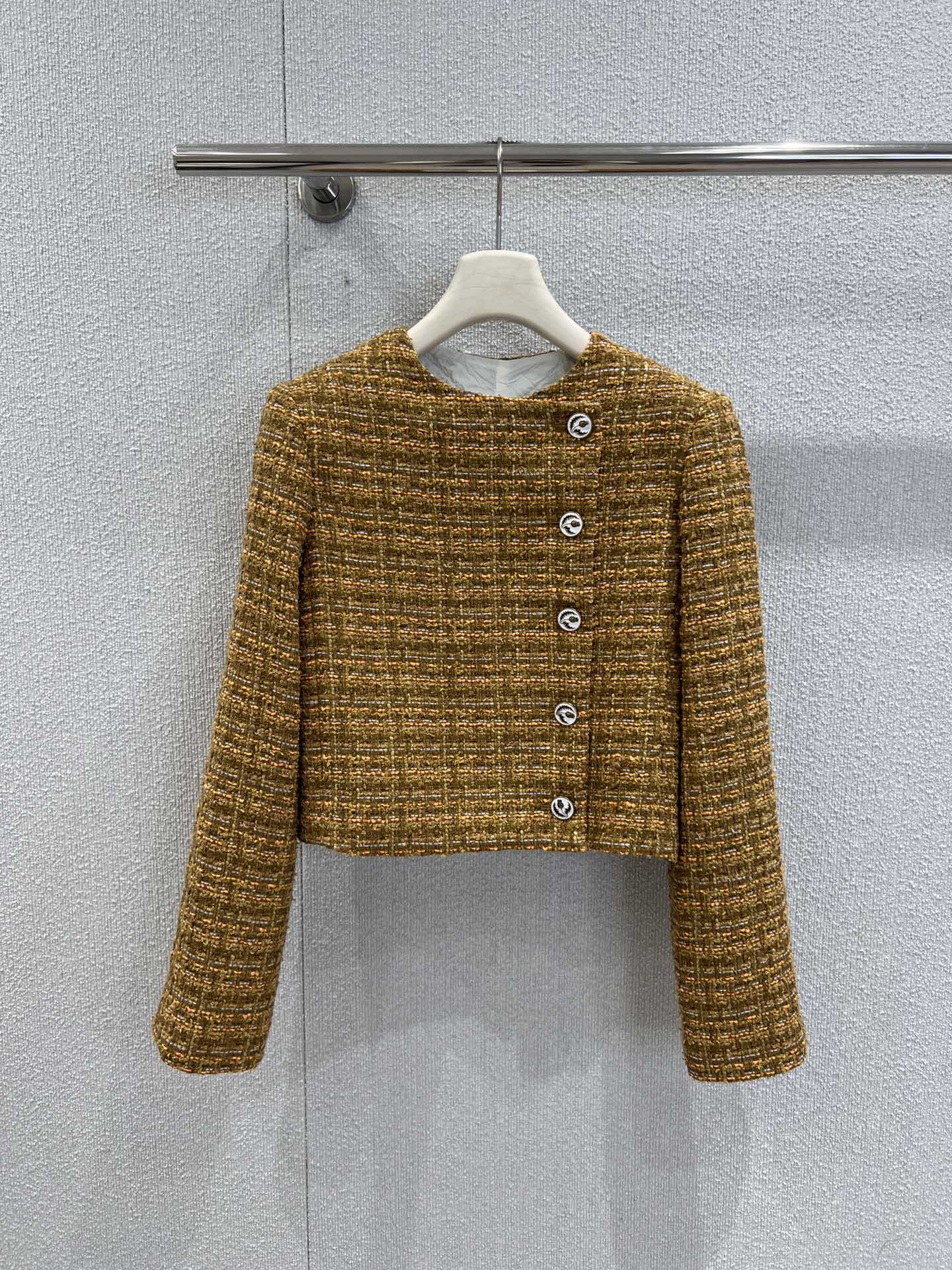 NO:502663,Jacket Skirt supports replacement Loropi*na 25Fw autumn and winter new round neck woolen short jacket + skirt suit | Exclusive yb development!  High-end production!  The tweed fabric has exquisite texture, showing the retro and elegant texture. The neat tailoring is simple and yet has a sense of detail. The combination of short tops and skirts in the same color creates a harmonious and proportional outfit. It is matched with berets in the same color to easily create a French light luxury atmosphere. Whether you are visiting exhibitions or attending exquisite occasions, you can show a unique fashion taste. S/M/L real-life details pictures are available in stock, loro piano, skirts, jackets & coats, hats, alexander wang19860909外套 半裙支持换款Loropi*na 25Fw秋冬新款 圆领毛呢短款外套+半裙套装丨独家yb开发！高版出品！粗花呢面料自带精致纹理,尽显复古优雅质感.利落的剪裁搭配单排珍珠扣,简约又不失细节感,短款上衣与同色系半裙的组合,打造出和谐又显比例的穿搭效果,搭配同色系贝雷帽,轻松营造出法式轻奢氛围,无论是看展还是出席精致场合,都能展现出独特的时尚品味.现货发售S/M/L实拍细节图,,loro piana,skirts,jackets & coats,hats,alexander wang,Women's clothing