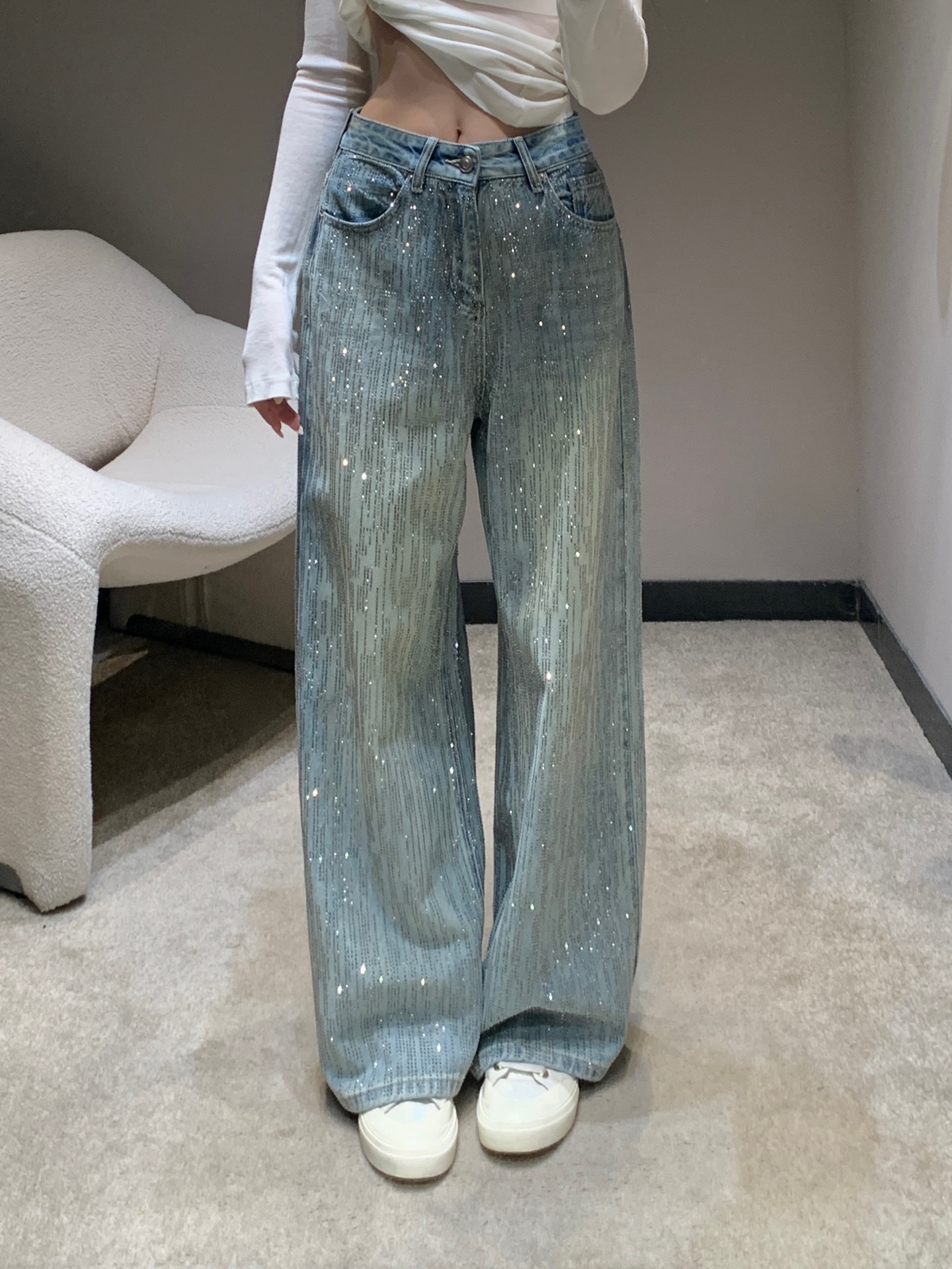 NO:503319,Balenci*ga 25Fw early autumn new style, flashing and hot diamond wide-leg jeans | Exclusive high-end production!  It's simply a walking starlight collector!  On the light blue denim base cloth, fine flashes sprinkled like galaxy debris, and the vertically arranged bright strips make the legs longer and longer under the light and shadow. The super high waist design firmly locks the waistline, and matches the wide-leg style of the floor to instantly fill the '28-point' supermodel ratio, hiding the flesh to make the top leader look thinner. Whether it is a tight body that highlights the waistline or a loose sweatshirt playing with the bottom missing, it can become the focus of the whole audience with its unique flash texture, turning daily outfits into a red carpet-level eye-catching show... S/M/L on sale in stock, balenciaga, hoodie, sweatshirts, jeans, alexander wang19860909Balenci*ga 25Fw早秋新款 爆闪烫钻阔腿牛仔裤丨独家高版出品！简直是行走的星光收集器！浅蓝牛仔底布上,细密的闪片如银河碎屑般洒落,竖直排列的亮条让双腿在光影下愈发修长.超高腰设计牢牢锁住腰线,搭配拖地阔腿版型,瞬间拉满“二八分”超模比例,藏肉显瘦一把手.无论是配紧身上衣凸显腰线,还是搭宽松卫衣玩下衣失踪,都能凭借独特的闪片肌理成为全场焦点,把日常穿搭变成红毯级别的吸睛秀场...现货发售S/M/L,,balenciaga,hoodie,sweatshirts,jeans,alexander wang,Women's clothing