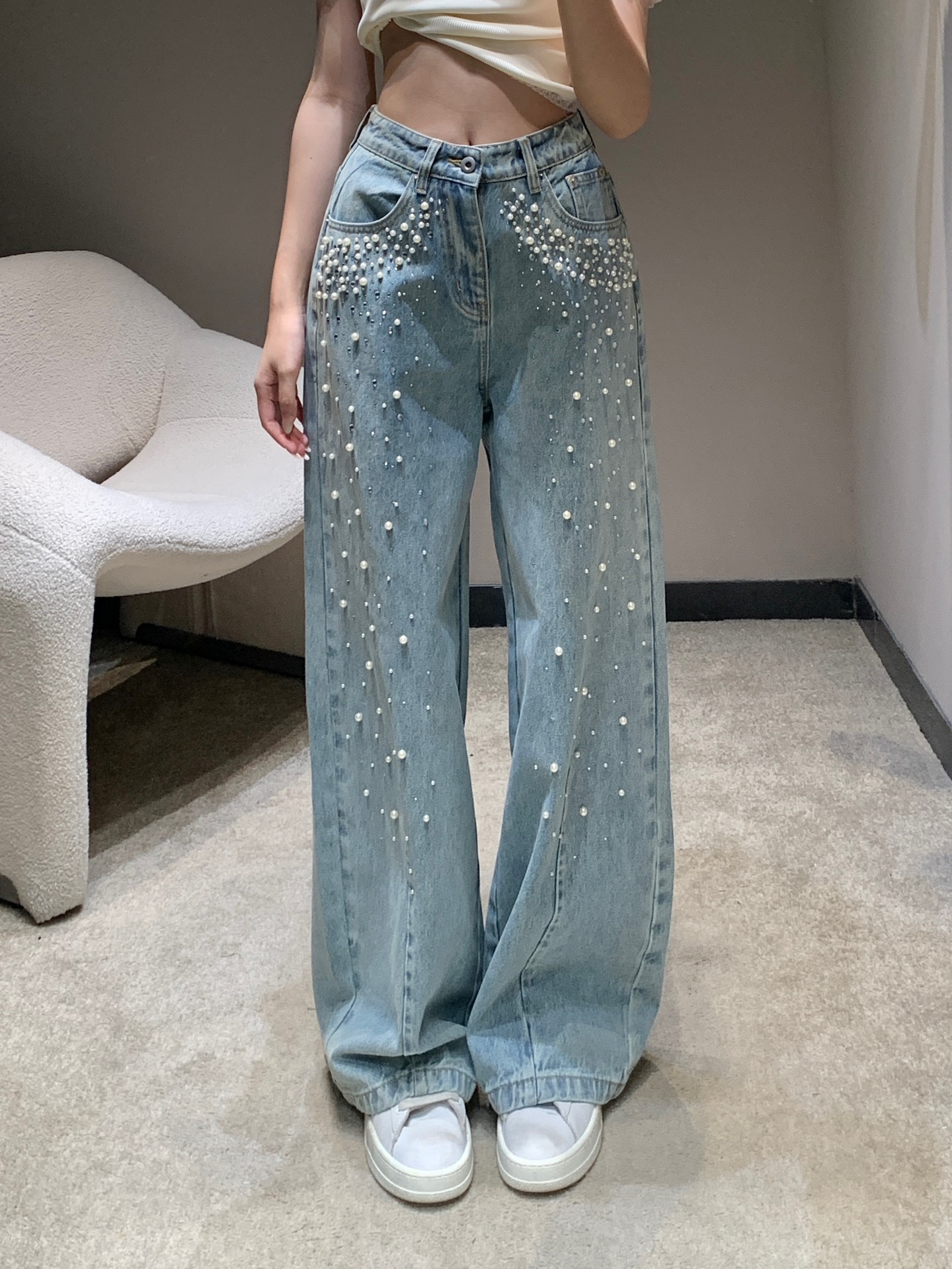 NO:503325,Annandelm*n 25Fw early autumn new style pearl hot diamond scimitar jeans | exclusive high-end production!  The light blue denim is based on the trousers, and the trousers are decorated with pearls and shimmering diamonds, which are as delicate and gorgeous as the galaxy. The ultra-high waist design fits the waistline and modifys the body; the wide-leg scimitar style is smart and elegant when walking, which not only retains the jeans' straits, but also adds elegant and sweet elements to the pearls, easily creating an eye-catching and unique dressing style. S/M/L on sale in stock, jeans, alexander wang19860909Annandelm*n 25Fw早秋新款 珍珠烫钻弯刀牛仔裤丨独家高版出品！以浅蓝牛仔为基底,裤身缀满珍珠与闪钻,如星河洒落,精致又华丽.超高腰设计贴合腰线,修饰身形；阔腿弯刀版型,行走间灵动飘逸,既保留牛仔的率性,又因珍珠闪钻增添优雅甜美元素,轻松打造出吸睛又独特的穿搭风格.现货发售S/M/L,,jeans,alexander wang,Women's clothing