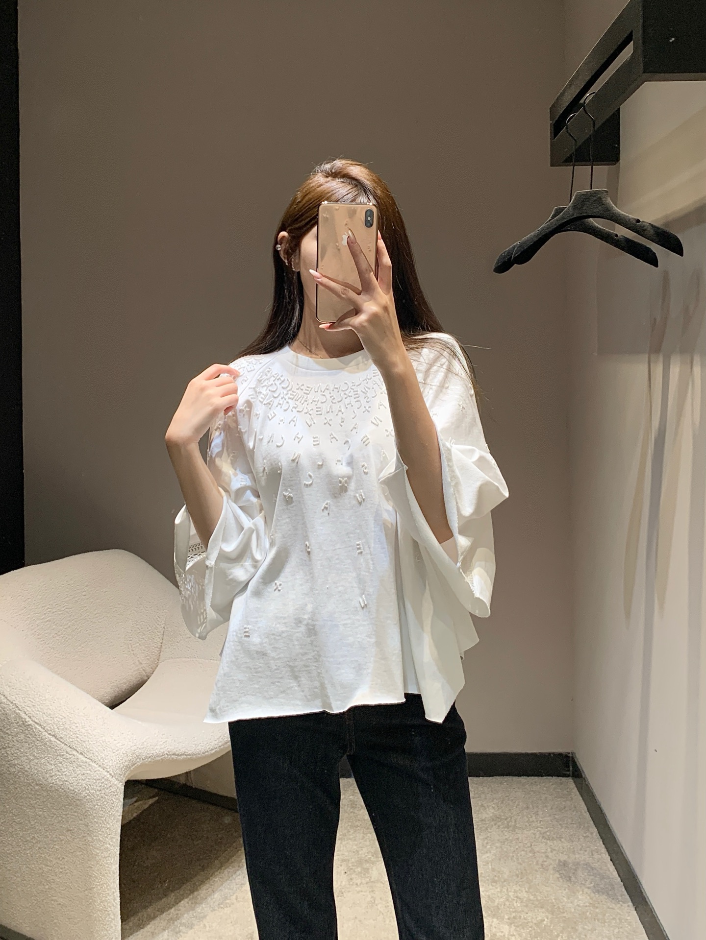 NO:504068,Chane* 25B high-end handicraft workshop series new style letter bead hollow silhouette top丨Exclusive high-end production!  Pure white has a sense of high-end style. The exquisite letters and beads are staggered, injecting details and ingenuity into the simple version, showing the brand's ingenuity. The flared sleeve design is romantic and elegant, and it seems that a breeze blows by when you walk, which is agile and elegant. The loose tailoring accommodates all kinds of figures, and paired with jeans, casually reveals French luxury style. Whether it is a daily street or a light luxury party, it can easily become the focus and interpret the consistent elegance and fashion. S/M/L on sale in stock, chanel, jeans, alexander wang19860909Chane* 25B高级手工坊系列新款 字母钉珠镂空廓形上衣丨独家高版出品！纯净白色自带高级感.精致的字母钉珠刺绣错落分布,为简约版型注入细节巧思,尽显品牌匠心.喇叭袖设计浪漫飘逸,走动间似有微风拂过,灵动又优雅.宽松的剪裁包容各种身形,搭配牛仔裤,休闲中透着法式轻奢格调,无论是日常出街还是轻奢聚会,都能轻松成为焦点,诠释一贯的优雅与时尚.现货发售S/M/L,,chanel,jeans,alexander wang,Women's clothing