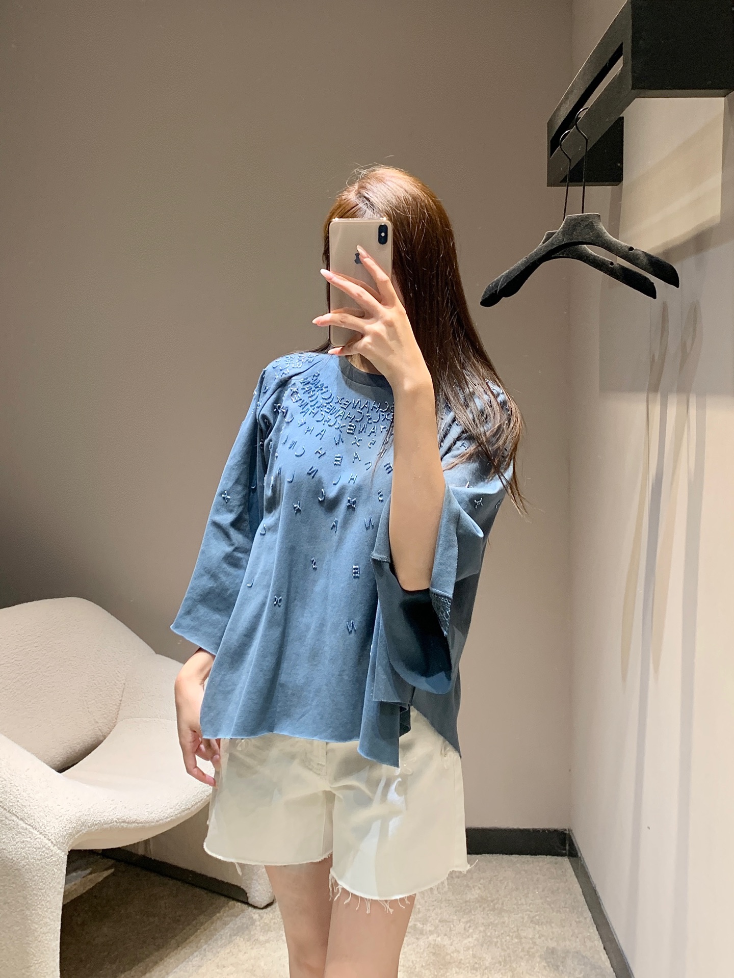 NO:504073,Chane* 25B high-end handicraft workshop series new style letter bead hollow silhouette top丨Exclusive high-end production!  Pure white has a sense of high-end style. The exquisite letters and beads are staggered, injecting details and ingenuity into the simple version, showing the brand's ingenuity. The flared sleeve design is romantic and elegant, and it seems that a breeze blows by when you walk, which is agile and elegant. The loose tailoring accommodates all kinds of figures, and paired with jeans, casually reveals French luxury style. Whether it is a daily street or a light luxury party, it can easily become the focus and interpret the consistent elegance and fashion. S/M/L on sale in stock, chanel, jeans, alexander wang19860909Chane* 25B高级手工坊系列新款 字母钉珠镂空廓形上衣丨独家高版出品！纯净白色自带高级感.精致的字母钉珠刺绣错落分布,为简约版型注入细节巧思,尽显品牌匠心.喇叭袖设计浪漫飘逸,走动间似有微风拂过,灵动又优雅.宽松的剪裁包容各种身形,搭配牛仔裤,休闲中透着法式轻奢格调,无论是日常出街还是轻奢聚会,都能轻松成为焦点,诠释一贯的优雅与时尚.现货发售S/M/L,,chanel,jeans,alexander wang,Women's clothing