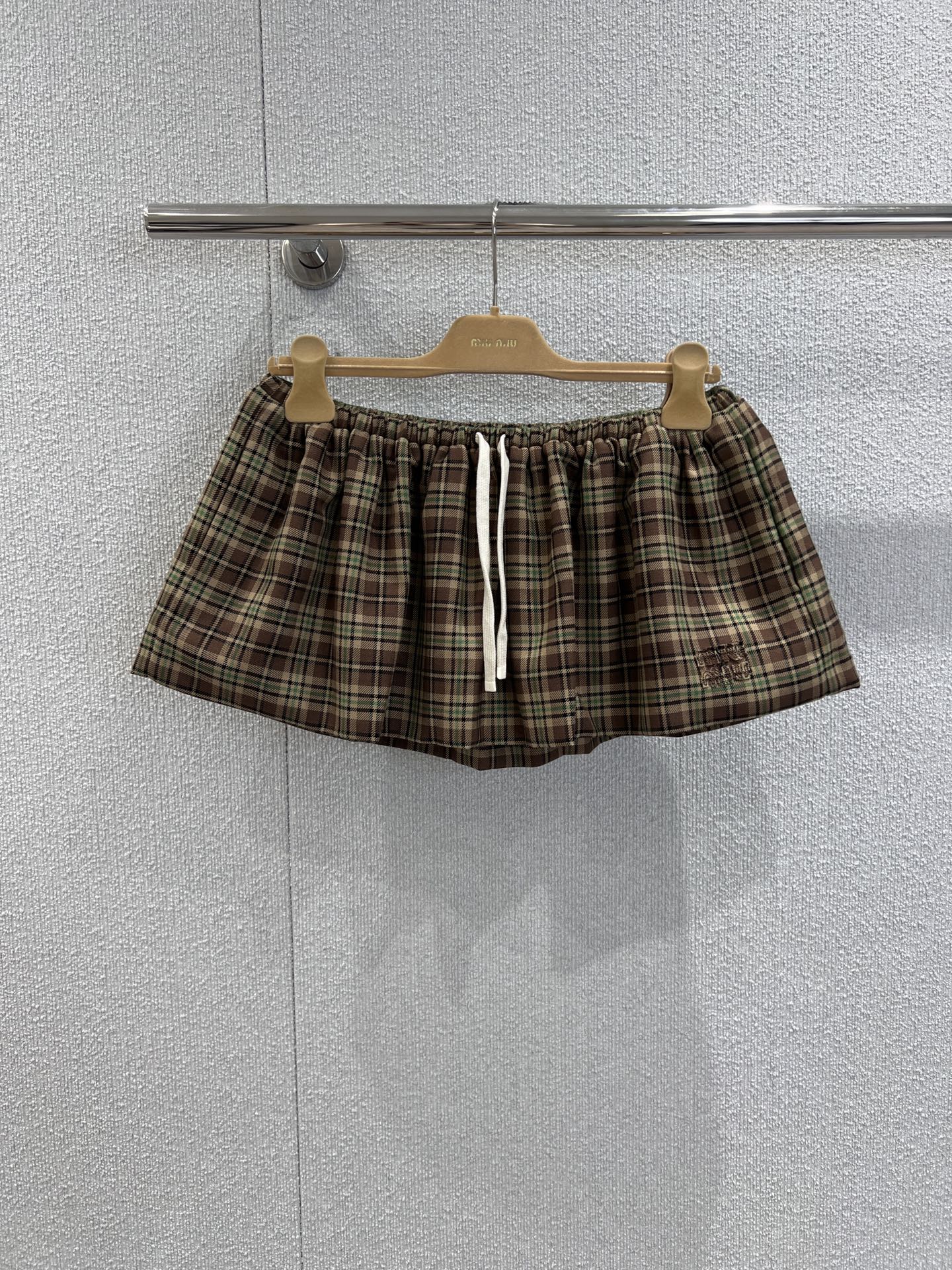 NO:503349,Support replacement Miumi* 25Fw early autumn new style classic retro plaid ballet short skirt | Exclusive yb development!  High-end production!  Weaving a rich retro atmosphere with brown and yellow plaids, just like a girl's poem that comes out of old British shadows. The high-waisted A-shaped pattern is neatly raised, instantly elongating the leg lines, showing lightness and playfulness in the steps; delicate wool fabrics intertwined exquisite plaids, and the retro charm and girlishness seamlessly blended, which not only echoes the brand's design genes of 'romance and rebellion', but also conveys sweet but not greasy elegance with the fluffy outline of the ballet skirt, which is the finishing touch to create a retro girlish style. SML real-life details pictures are available on sale, miumiu, skirts, alexander wang19860909支持换款 Miumi* 25Fw早秋新款 经典复古格子芭蕾短半裙丨独家yb开发！高版出品！以棕黄格纹编织出浓郁复古氛围,恰似从英伦旧影中走出的少女诗篇.高腰 A 字版型利落上扬,瞬间拉长腿部线条,步履间尽展轻盈俏皮；细腻羊毛面料交织出精致格纹,复古韵味与少女感无缝糅合,既呼应品牌“浪漫与叛逆共生”的设计基因,又以芭蕾裙的蓬松轮廓传递出甜而不腻的优雅,是打造复古少女风造型的点睛之笔.现货发售SML实拍细节图,,miumiu,skirts,alexander wang,Women's clothing