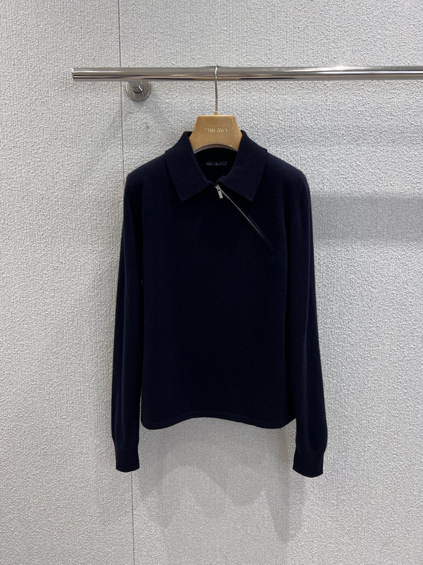 NO:505184,Support replacement Miumi* 25Fw early autumn new style, oblique zippered cashmere knitted Polo shirt丨Exclusive yb development!  High-end production!  Breaking the conventional oblique zipper design, injecting punk into the classic Polo shirt, the well-being of the Polo collar and the rebellious zipper collide to create a unique spark; the selection of delicate cashmere is soft and skin-friendly, with a combination of warmth and high-end feel, and the navy blue tone has a calm temperament, which is the texture of the autumn and winter wardrobe. S/M/L real shot details pictures are available in stock, miumiu, alexander wang19860909支持换款 Miumi* 25Fw早秋新款 斜拉链山羊绒针织Polo衫丨独家yb开发！高版出品！打破常规的斜向拉链设计,为经典Polo衫注入朋克感,Polo领的乖巧与拉链的叛逆碰撞出独特火花；精选细腻山羊绒,触感软糯亲肤,保暖性与高级感兼具,藏蓝色调自带沉静气质,是秋冬衣橱的质感担当.现货发售S/M/L实拍细节图,,miumiu,alexander wang,Women's clothing