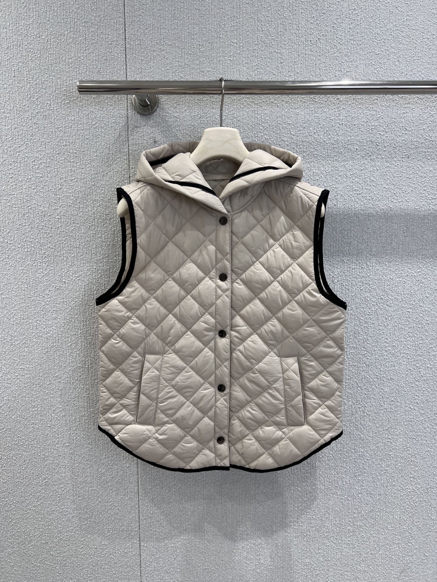 NO:504061,Support replacement Brunello Cuclnell* 25Fw autumn and winter new style, short diamond hooded cotton jacket vest丨Exclusive high-end production!  The brand's signature luxury texture and practical design interpret Italian elegance. The light khaki diamond quilted fabric combines retro texture and fluffy three-dimensional sense. The hooded design adds a casual atmosphere, and the buttons are easy to put on and off. The short cut optimizes the body proportions and can be easily layered outside sweaters and shirts, taking into account the warmth and styling levels. The light cotton garment filling combined with wind-resistant fabrics are suitable for single wear in early autumn to create a slack feeling, and can also be used as an inner layer to cope with deep winter. It is the core item that interprets the 'low-key luxury' dressing philosophy. S/M/L real-time details pictures are available in stock, brunello cucinelli, sweaters, shirts, hats, alexander wang19860909支持换款 Brunello Cuclnell* 25Fw秋冬新款 短款菱格纹连帽棉服马甲丨独家高版出品！以品牌标志性的奢华质感与实用设计诠释意式优雅.浅卡其色菱格绗缝面料兼具复古肌理与蓬松立体感,连帽设计增添随性氛围,按扣开襟方便穿脱；短款剪裁优化身材比例,可轻松叠穿于毛衣、衬衫之外,兼顾保暖与造型层次.轻盈的棉服填充结合抗风面料,既适合初秋单穿打造松弛感,也能作为内搭应对深冬,是诠释“低调奢华”穿搭哲学的核心单品.现货发售S/M/L实拍细节图,,brunello cucinelli,sweaters,shirts,hats,alexander wang,Women's clothing