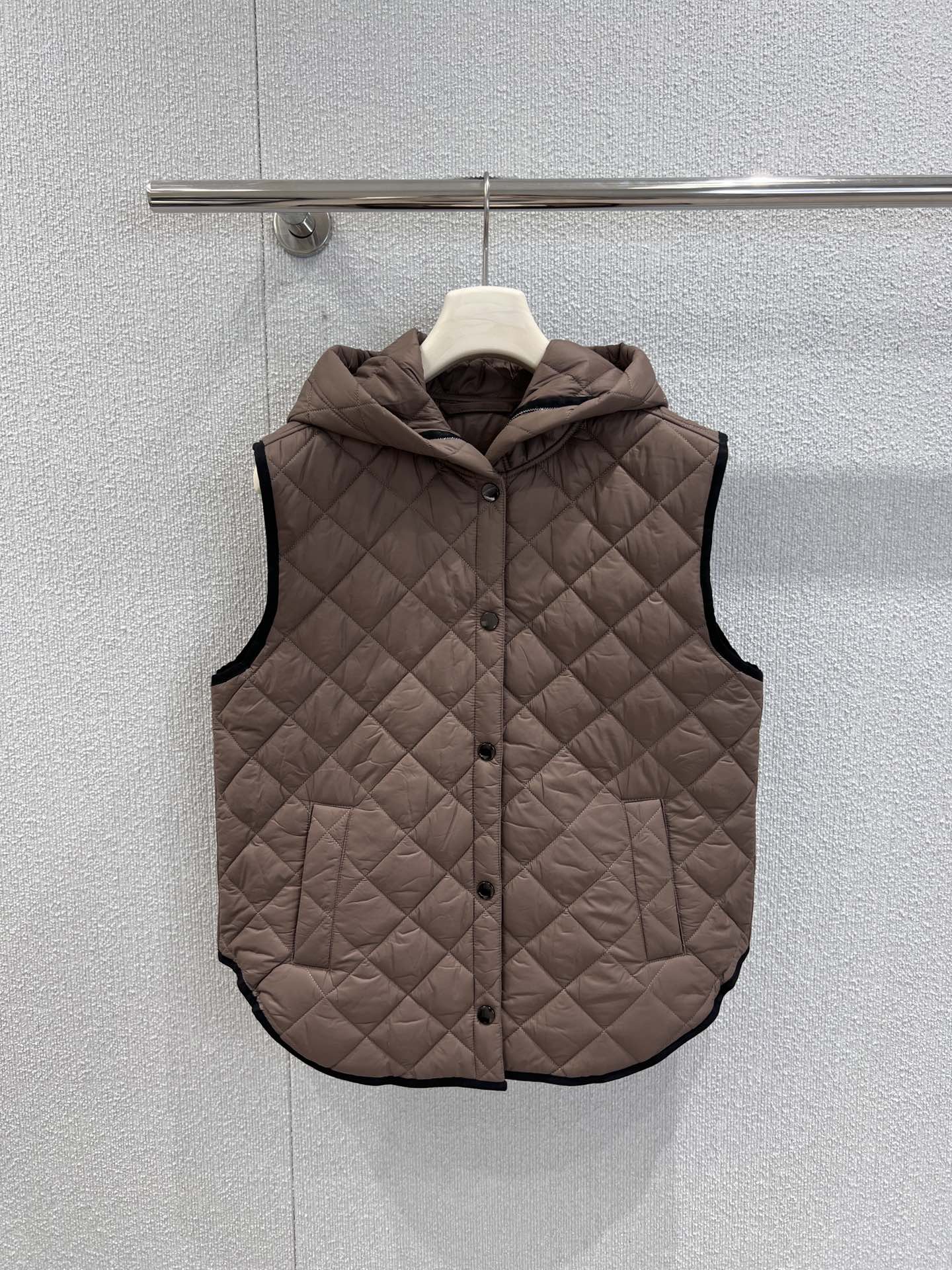 NO:504064,Support replacement Brunello Cuclnell* 25Fw autumn and winter new style, short diamond hooded cotton jacket vest丨Exclusive high-end production!  The brand's signature luxury texture and practical design interpret Italian elegance. The light khaki diamond quilted fabric combines retro texture and fluffy three-dimensional sense. The hooded design adds a casual atmosphere, and the buttons are easy to put on and off. The short cut optimizes the body proportions and can be easily layered outside sweaters and shirts, taking into account the warmth and styling levels. The light cotton garment filling combined with wind-resistant fabrics are suitable for single wear in early autumn to create a slack feeling, and can also be used as an inner layer to cope with deep winter. It is the core item that interprets the 'low-key luxury' dressing philosophy. S/M/L real-time details pictures are available in stock, brunello cucinelli, sweaters, shirts, hats, alexander wang19860909支持换款 Brunello Cuclnell* 25Fw秋冬新款 短款菱格纹连帽棉服马甲丨独家高版出品！以品牌标志性的奢华质感与实用设计诠释意式优雅.浅卡其色菱格绗缝面料兼具复古肌理与蓬松立体感,连帽设计增添随性氛围,按扣开襟方便穿脱；短款剪裁优化身材比例,可轻松叠穿于毛衣、衬衫之外,兼顾保暖与造型层次.轻盈的棉服填充结合抗风面料,既适合初秋单穿打造松弛感,也能作为内搭应对深冬,是诠释“低调奢华”穿搭哲学的核心单品.现货发售S/M/L实拍细节图,,brunello cucinelli,sweaters,shirts,hats,alexander wang,Women's clothing