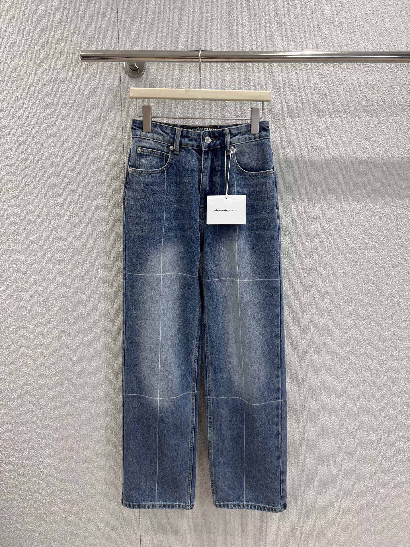 NO:503344,aSupport replacement Alexand*r Wang 25Fw early autumn new style, crease straight jeans trousers丨Exclusive high-end production!  This jean trousers is a perfect fusion of fashion and comfort. Classic denim blue has a retro texture, and the unique white line splicing design breaks the monotony and adds geometric aesthetics and personality tone. The high-waisted version easily improves the waistline, optimizes the body proportions, and loose trouser legs cuts can not only accommodate various leg shapes, but also create a casual and free atmosphere, showing laziness and freedom while walking. Whether it is paired with a simple top to create a daily casual style or a combination of personalized fashion products, it can easily become the highlight of the styling, interpreting the cool and avant-garde AW brand. SML real-life details pictures are available in stock, alexander wang19860909a支持换款 Alexand*r Wang 25Fw早秋新款 折痕直筒牛仔长裤丨独家高版出品！这款牛仔长裤,是时尚与舒适的完美融合.经典牛仔蓝自带复古质感,独特的白色线条拼接设计,打破单调,增添了几何美学与个性腔调.高腰版型轻松提升腰线,优化身材比例,宽松的裤腿剪裁,既能包容各种腿型,又营造出随性洒脱的氛围感,行走间尽显慵懒自在,无论是搭配简约上衣打造日常休闲风,还是与个性潮品组合出街,都能轻松成为造型亮点,诠释出AW品牌一贯的酷飒与前卫.现货发售SML实拍细节图,,alexander wang,Women's clothing