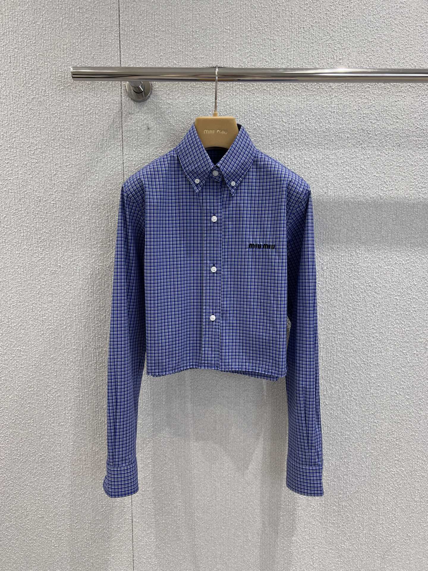 NO:504172,Support replacement MiuMi* 25Fw early autumn new model, micro-label embroidered short plaid long-sleeved shirt丨Exclusive yb development!  High-end production!  The brand micro-label embroidery on the chest is low-key and recognizable! The blue and white fine plaid comes with a college-style filter, the short cut is neat to show the waistline, cleverly blending the casual and small sexy; the classic lapel design is a footnote of retro, and each button exudes a delicate feeling. One dress unlocks a variety of sweet and cool, retro and sweet and cool fashionable carrier. S/M/L real-life details pictures, miumiu, shirts, alexander wang19860909支持换款 MiuMi* 25Fw早秋新款 微标刺绣短款格纹长袖衬衫丨独家yb开发！高版出品！胸口的品牌微标刺绣低调又有辨识度!蓝白细格纹自带学院风滤镜,短款剪裁利落显腰线,把休闲感和小性感巧妙融合；经典翻领设计是复古的注脚,每一颗纽扣都透着精致感.一衣解锁多元甜酷,复古与甜酷的时髦载体.现货发售S/M/L实拍细节图,,miumiu,shirts,alexander wang,Women's clothing
