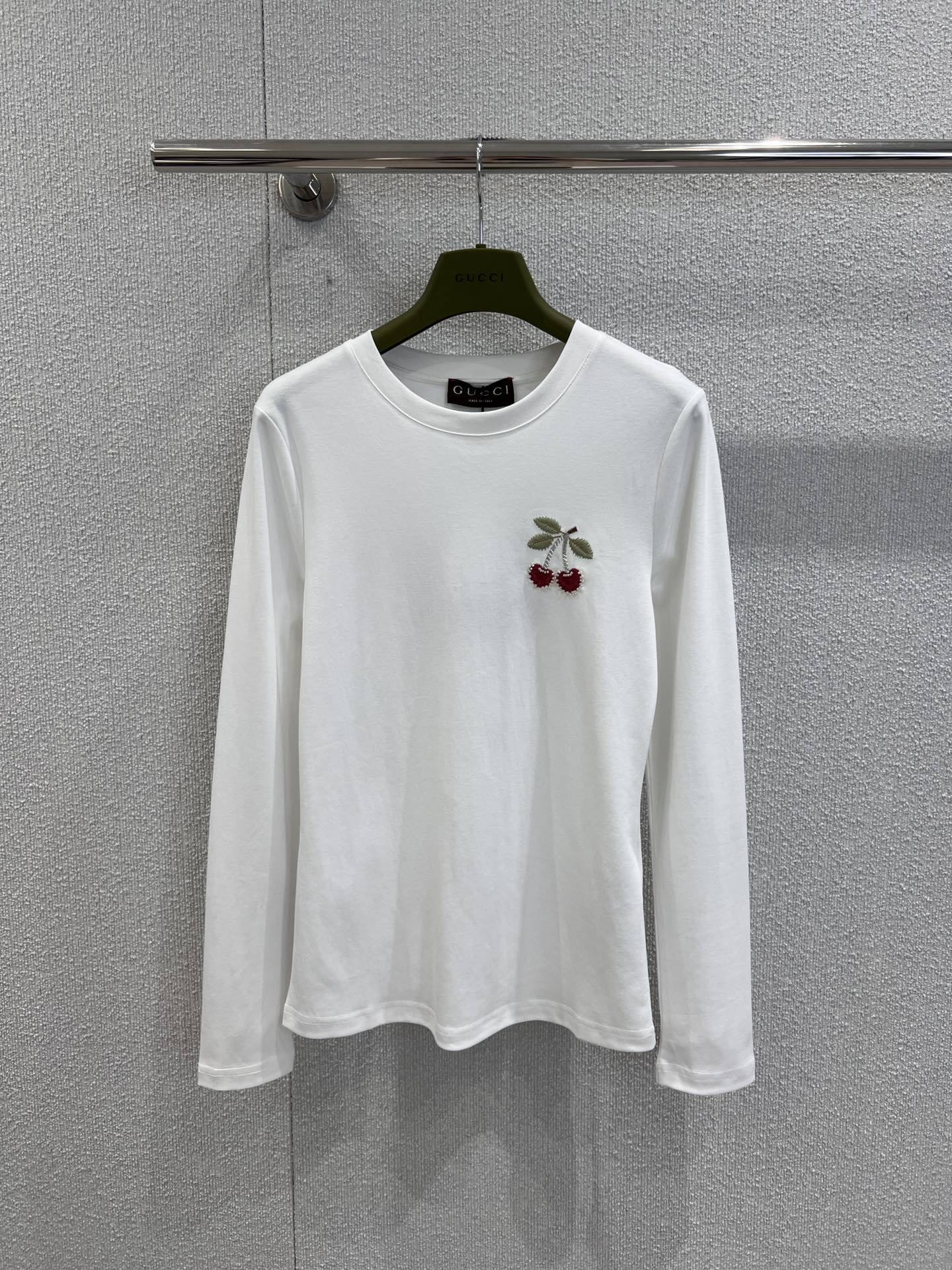 NO:504075,Support replacement Gucc* 25FW early autumn new style cherry embroidered beaded long-sleeved T-shirt | Exclusive high-end production!  Two plump cherries on the chest are presented in three-dimensional embroidery and delicate beads!  Transparent tube beads and beige round beads embroidered with edges, olive green leaf embroidery thread is vivid and lively, and each stitching hides the exquisite temperature of Italian handmade. The slim-fitting tailoring fits the body without any sense of restraint. The long-sleeved design takes into account the needs of seasonal transition and layering. It can be worn alone to interpret simple and light luxury, making the cherry element the finishing touch of the overall shape, integrating playful luxury into every daily moment. S/M/L real-life details pictures, gucci, tees, t-shirt, alexander wang19860909支持换款 Gucc* 25FW早秋新款 樱桃刺绣串珠长袖T恤丨独家高版出品！胸口处两颗饱满樱桃以立体刺绣与细腻串珠交织呈现！透明管珠与米色圆珠点缀边缘,橄榄绿叶片绣线鲜活灵动,每一处针脚都藏着意式手工的精致温度.修身剪裁贴合身形却无束缚感,长袖设计兼顾季节过渡与叠穿需求,可单穿诠释简约轻奢,让樱桃元素成为整体造型的点睛之笔,将俏皮奢华融入每一个日常瞬间.现货发售S/M/L实拍细节图,,gucci,tees，t-shirt,alexander wang,Women's clothing